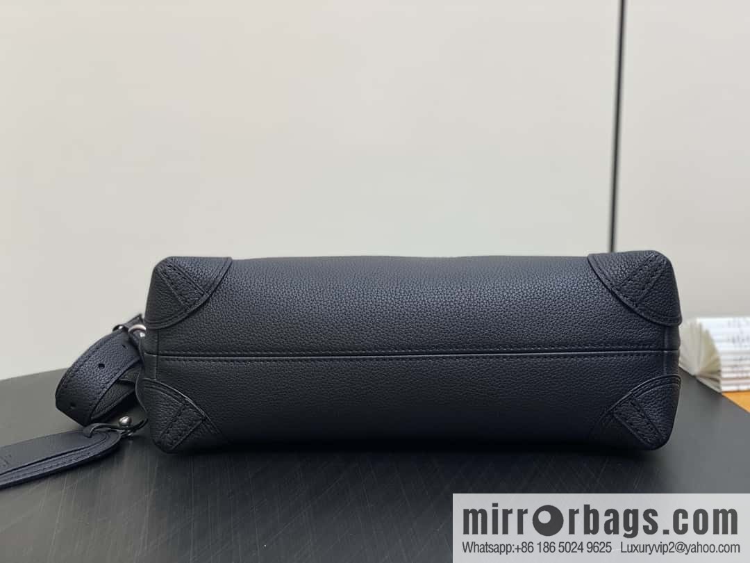 [Boutique‑grade] M11607 black full leather, men's bag messenger bag series, this Steamer Crossbody handbag.