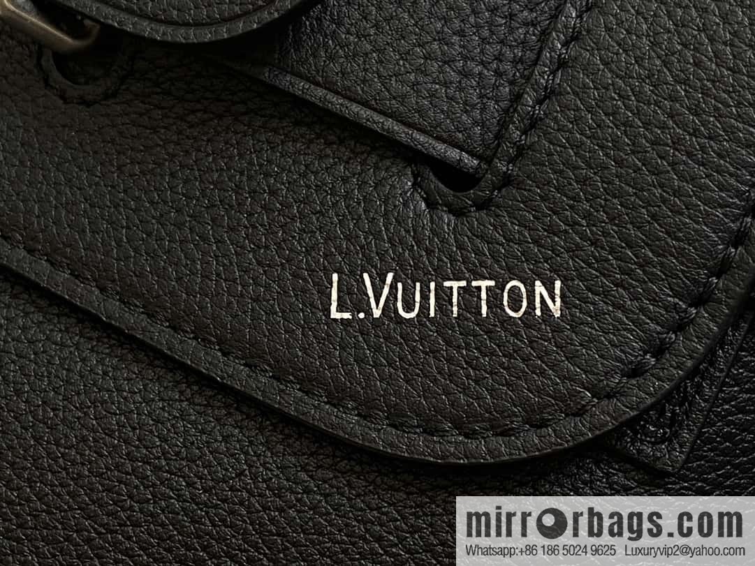 [Boutique‑grade] M11607 black full leather, men's bag messenger bag series, this Steamer Crossbody handbag.