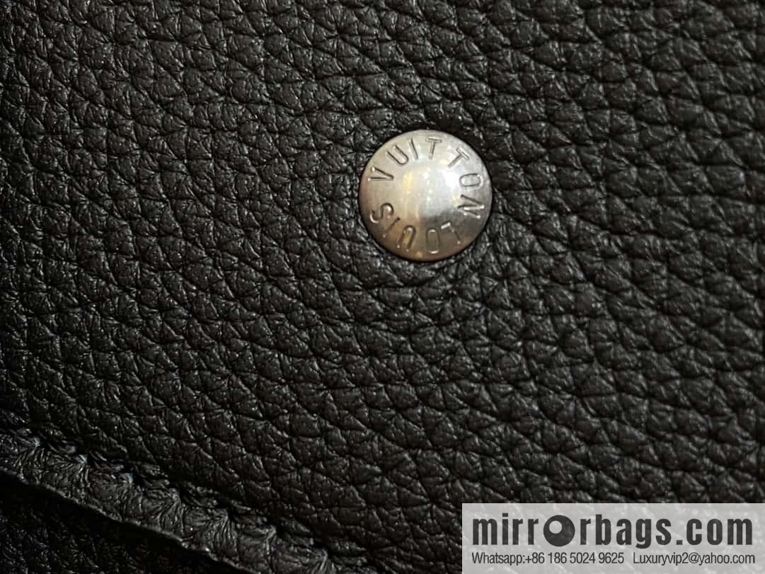 [Boutique‑grade] M11607 black full leather, men's bag messenger bag series, this Steamer Crossbody handbag.