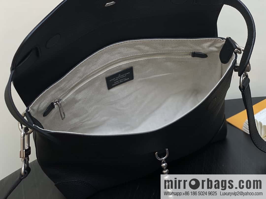 [Boutique‑grade] M11607 black full leather, men's bag messenger bag series, this Steamer Crossbody handbag.