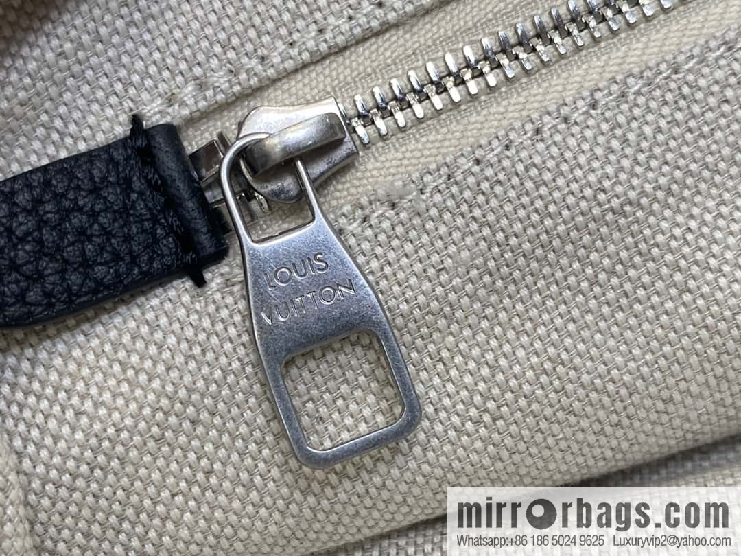 [Boutique‑grade] M11607 black full leather, men's bag messenger bag series, this Steamer Crossbody handbag.