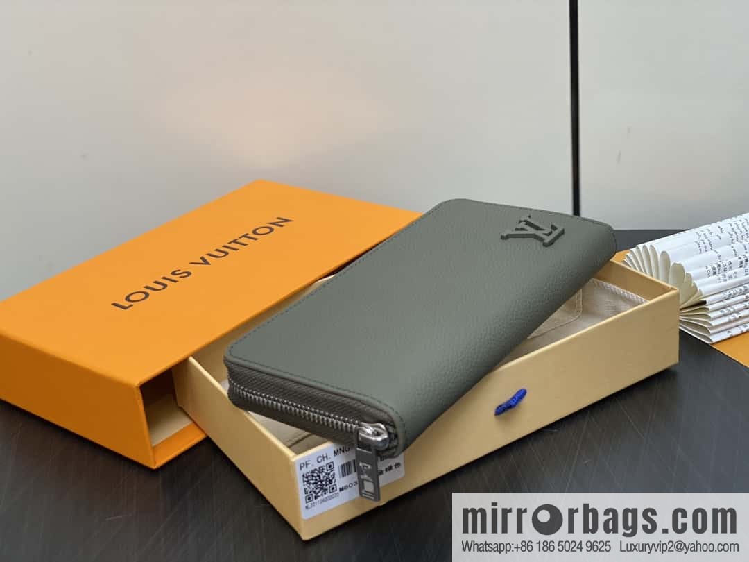 [Premium‑quality] M80334 green full leather single zipper wallet series, this horizontal Zippy wallet.