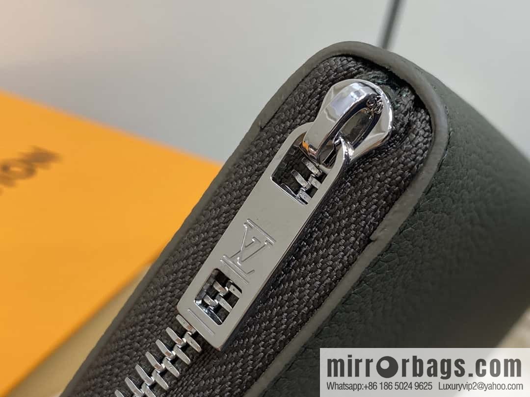 [Premium‑quality] M80334 green full leather single zipper wallet series, this horizontal Zippy wallet.