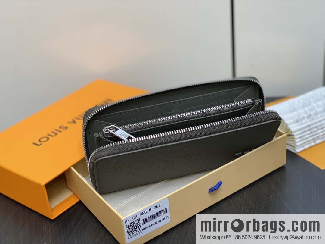 [Premium‑quality] M80334 green full leather single zipper wallet series, this horizontal Zippy wallet.