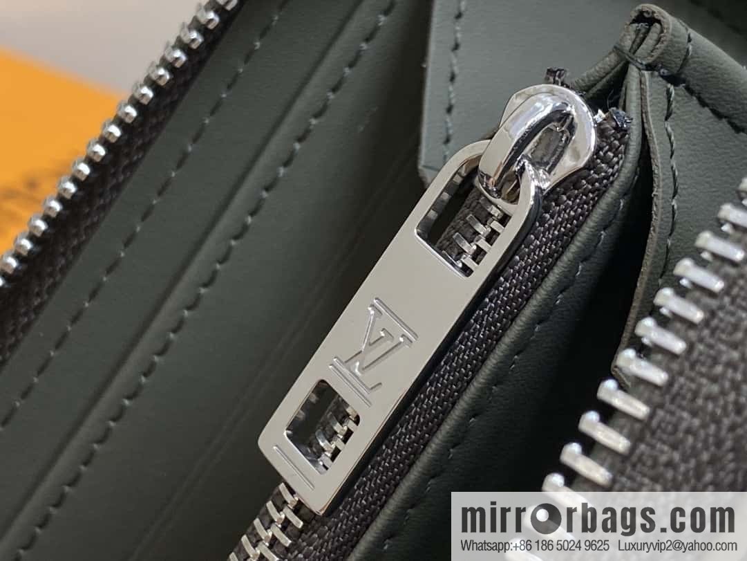 [Premium‑quality] M80334 green full leather single zipper wallet series, this horizontal Zippy wallet.