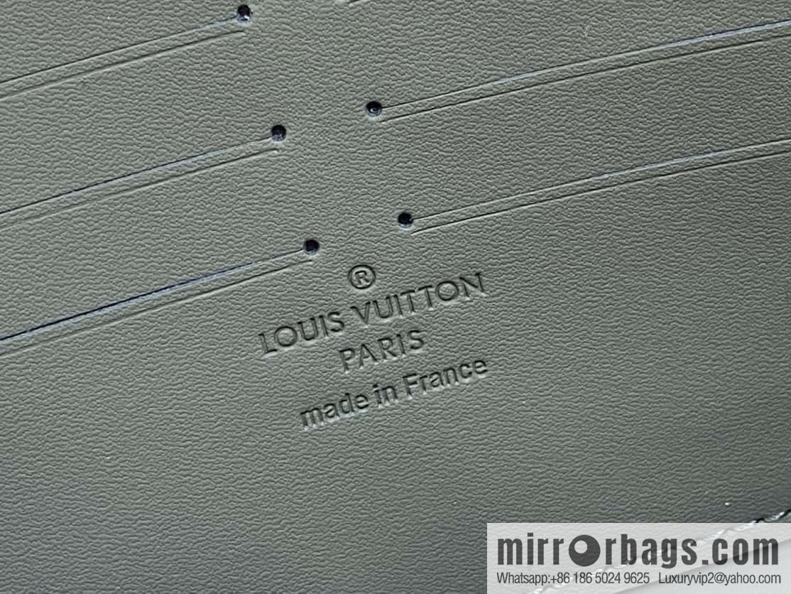 [Premium‑quality] M80334 green full leather single zipper wallet series, this horizontal Zippy wallet.