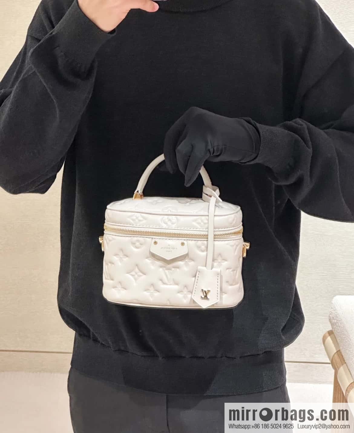 [Boutique‑grade] M25129 white, full leather embossed cosmetic bag series, variable size chip version M25219 white M25123 black, this Vanity small handbag.