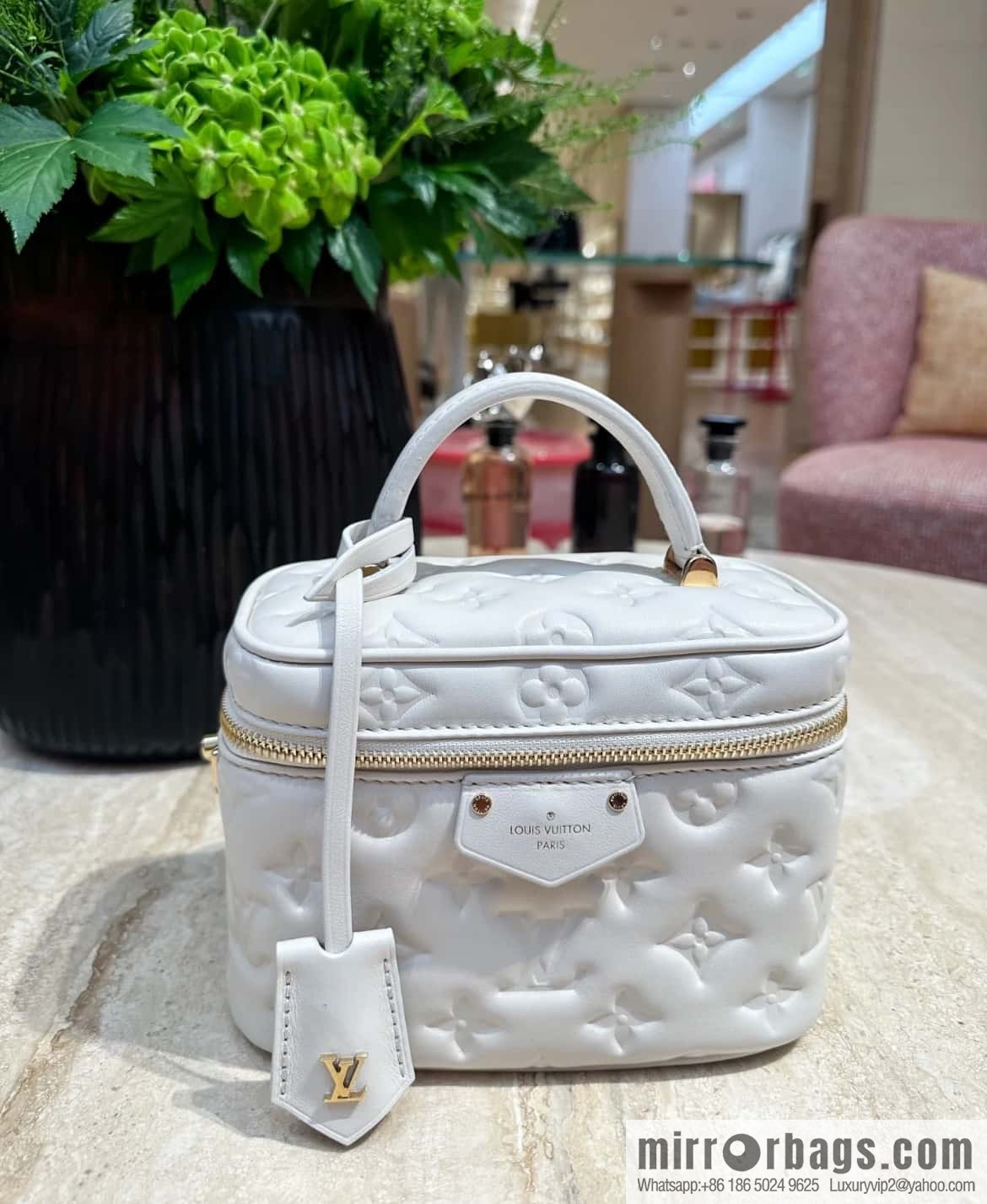 [Boutique‑grade] M25129 white, full leather embossed cosmetic bag series, variable size chip version M25219 white M25123 black, this Vanity small handbag.