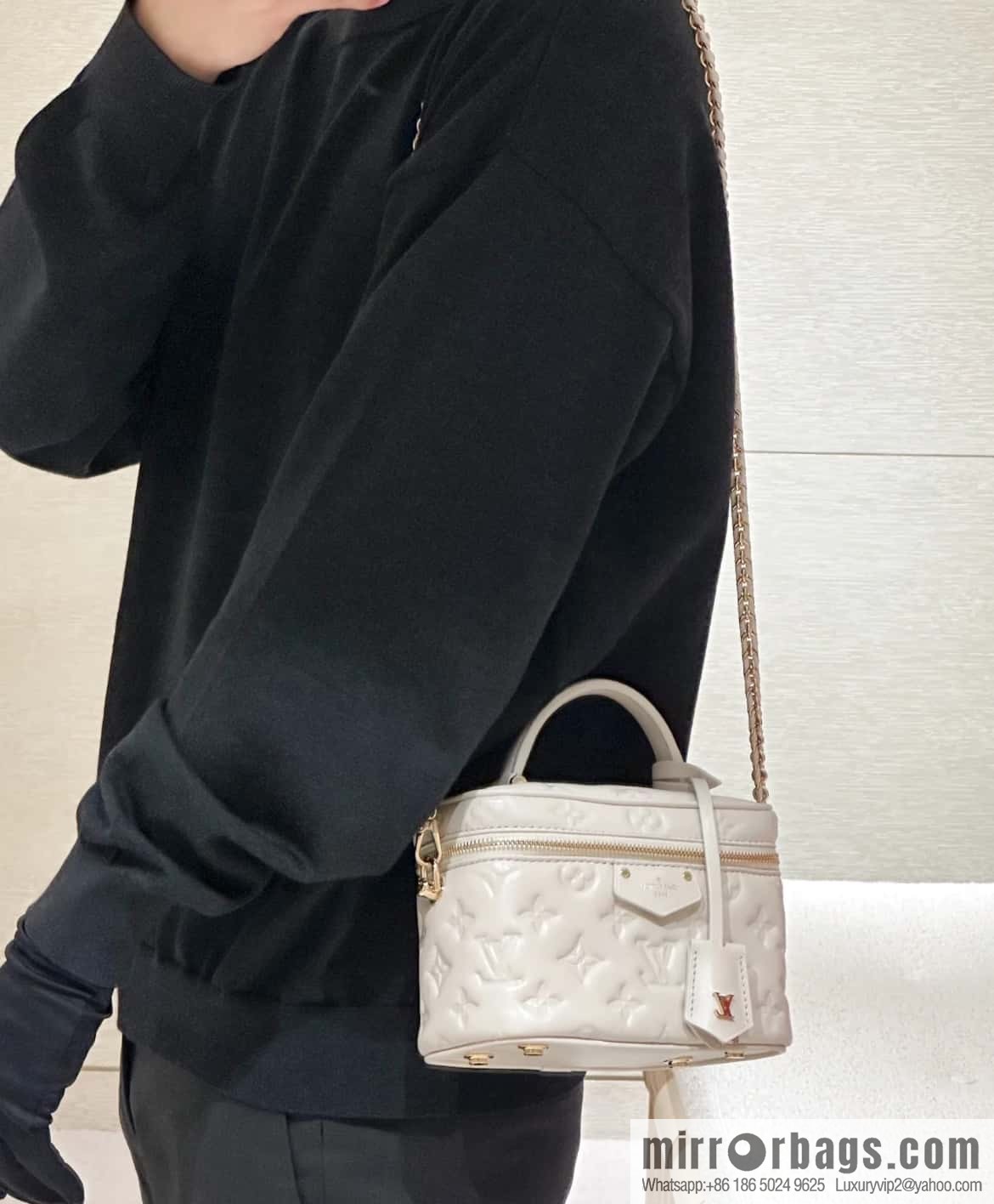 [Boutique‑grade] M25129 white, full leather embossed cosmetic bag series, variable size chip version M25219 white M25123 black, this Vanity small handbag.