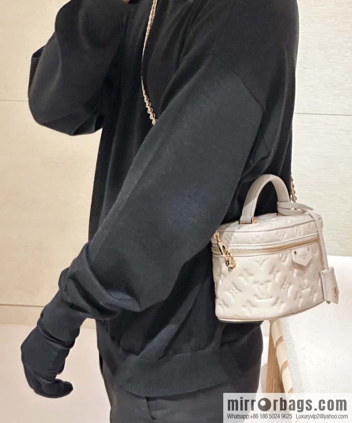 [Boutique‑grade] M25129 white, full leather embossed cosmetic bag series, variable size chip version M25219 white M25123 black, this Vanity small handbag.