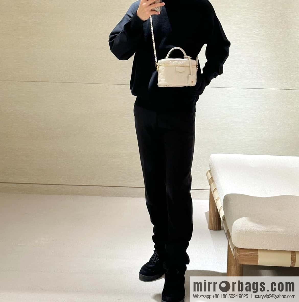[Boutique‑grade] M25129 white, full leather embossed cosmetic bag series, variable size chip version M25219 white M25123 black, this Vanity small handbag.