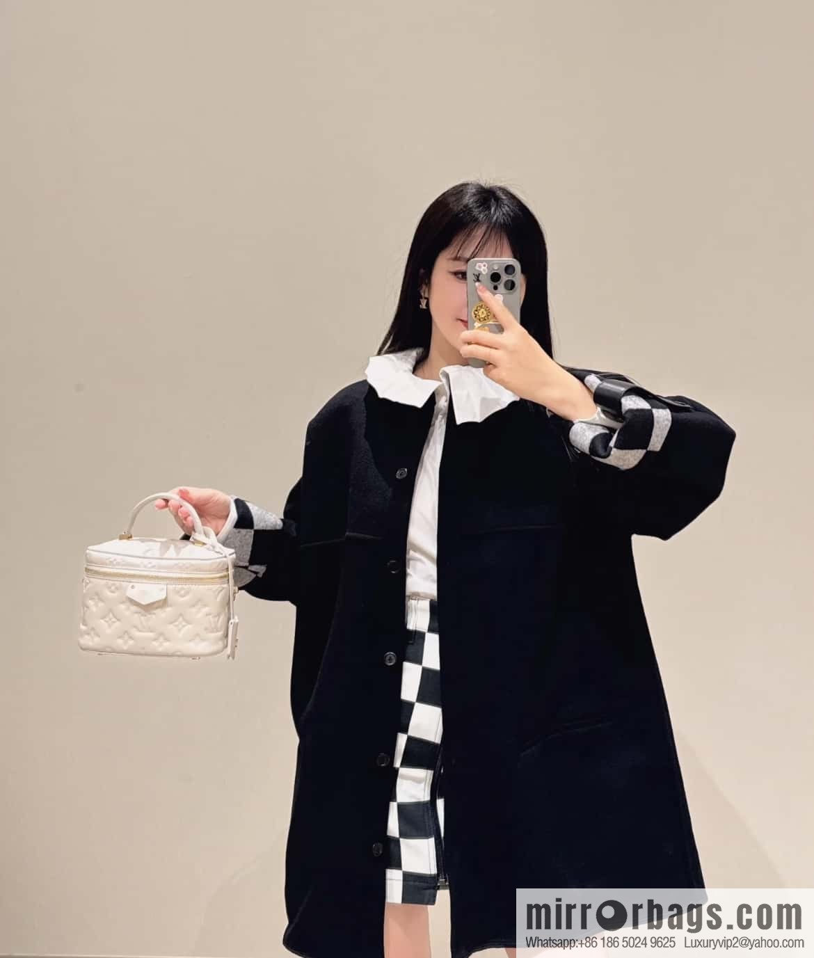 [Boutique‑grade] M25129 white, full leather embossed cosmetic bag series, variable size chip version M25219 white M25123 black, this Vanity small handbag.