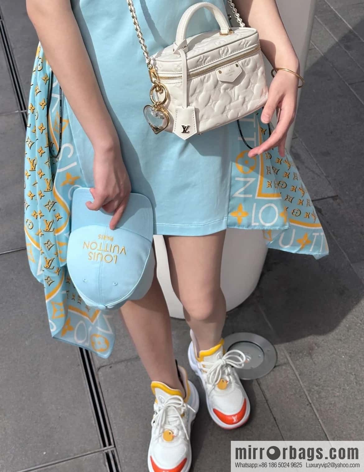 [Boutique‑grade] M25129 white, full leather embossed cosmetic bag series, variable size chip version M25219 white M25123 black, this Vanity small handbag.