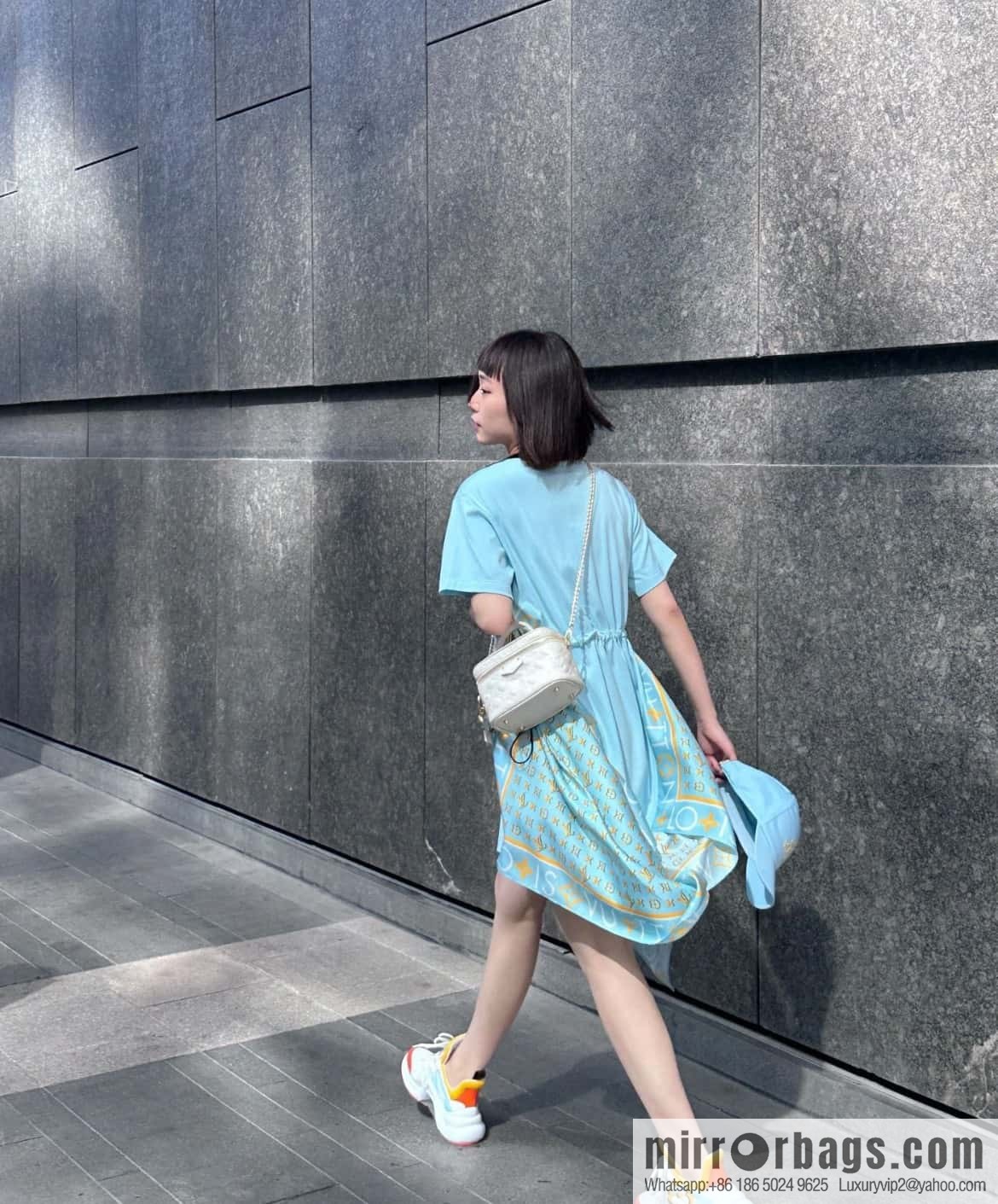 [Boutique‑grade] M25129 white, full leather embossed cosmetic bag series, variable size chip version M25219 white M25123 black, this Vanity small handbag.