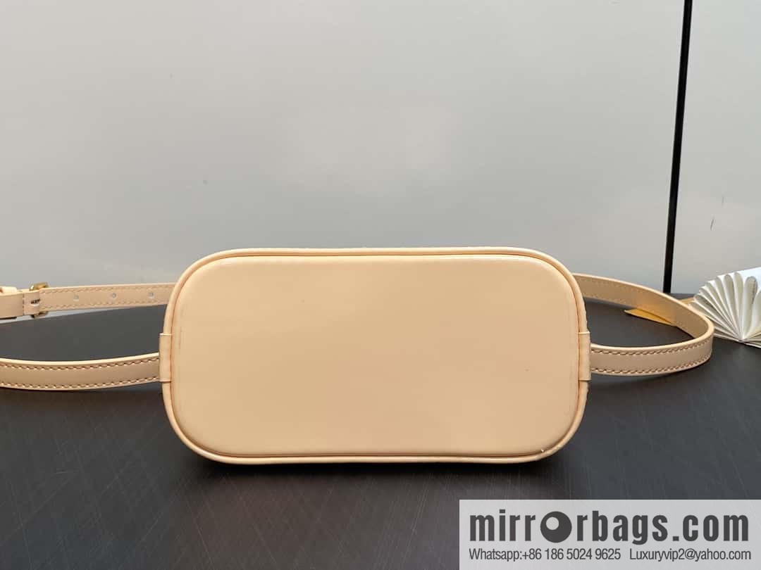 [Boutique‑grade] M81945 apricot patent leather, patent leather shell bag series Nano Alma shell handbag