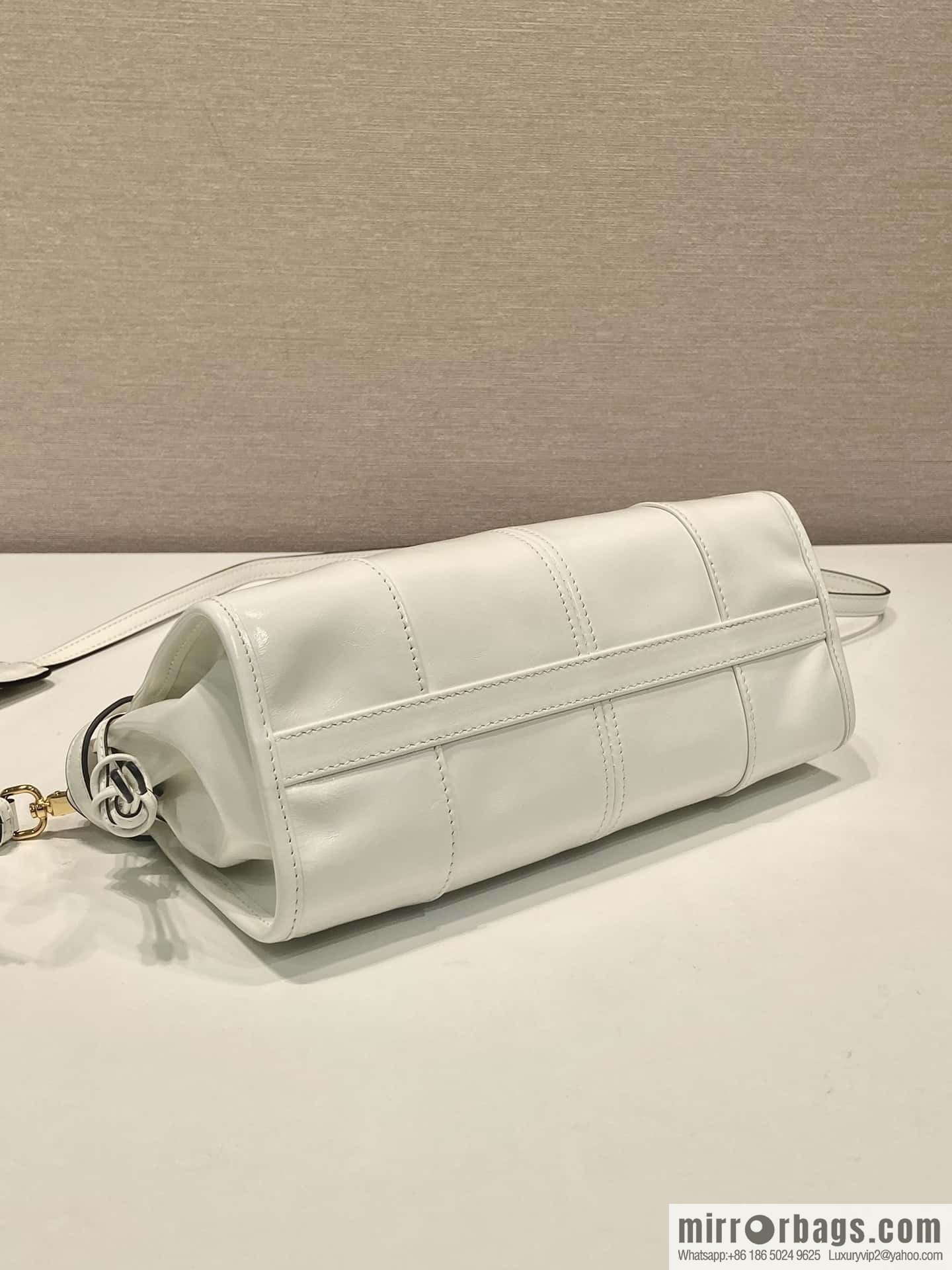 PRADA 🎉 LusSo lf oil wax leather 🎉 1BA215 messenger bag 🎉 white
