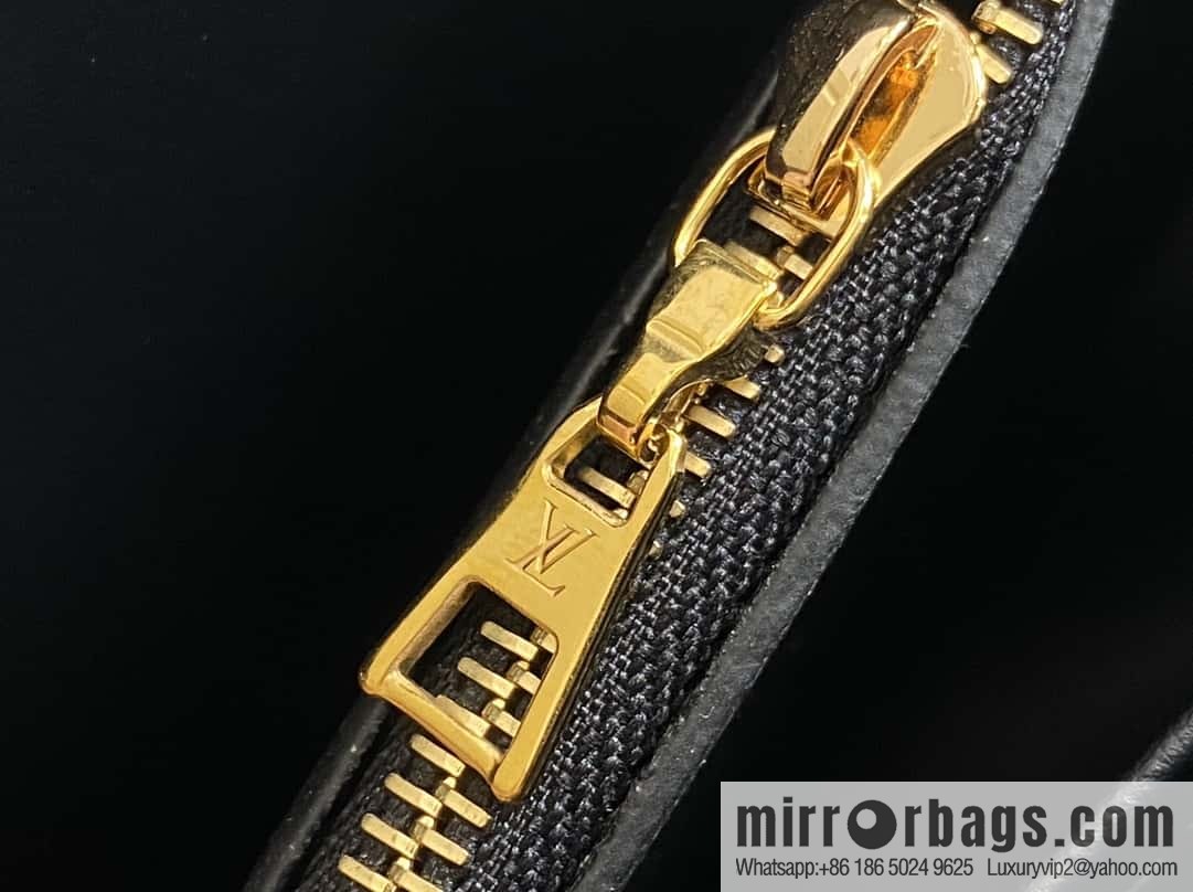 [Boutique‑grade] M11723 black, water ripple Twist series TWIST medium handbag