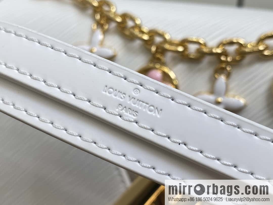 [Boutique‑grade] M11724 white, water ripple Twist series TWIST medium handbag M11723