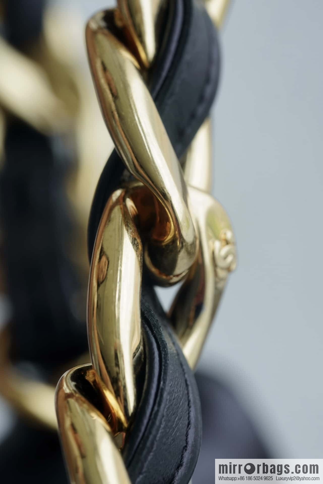 𝗖𝗵𝗮𝗻𝗲𝗹 𝟮𝟮𝘀 thick chain cf armpit bag Genuine leather AS3213