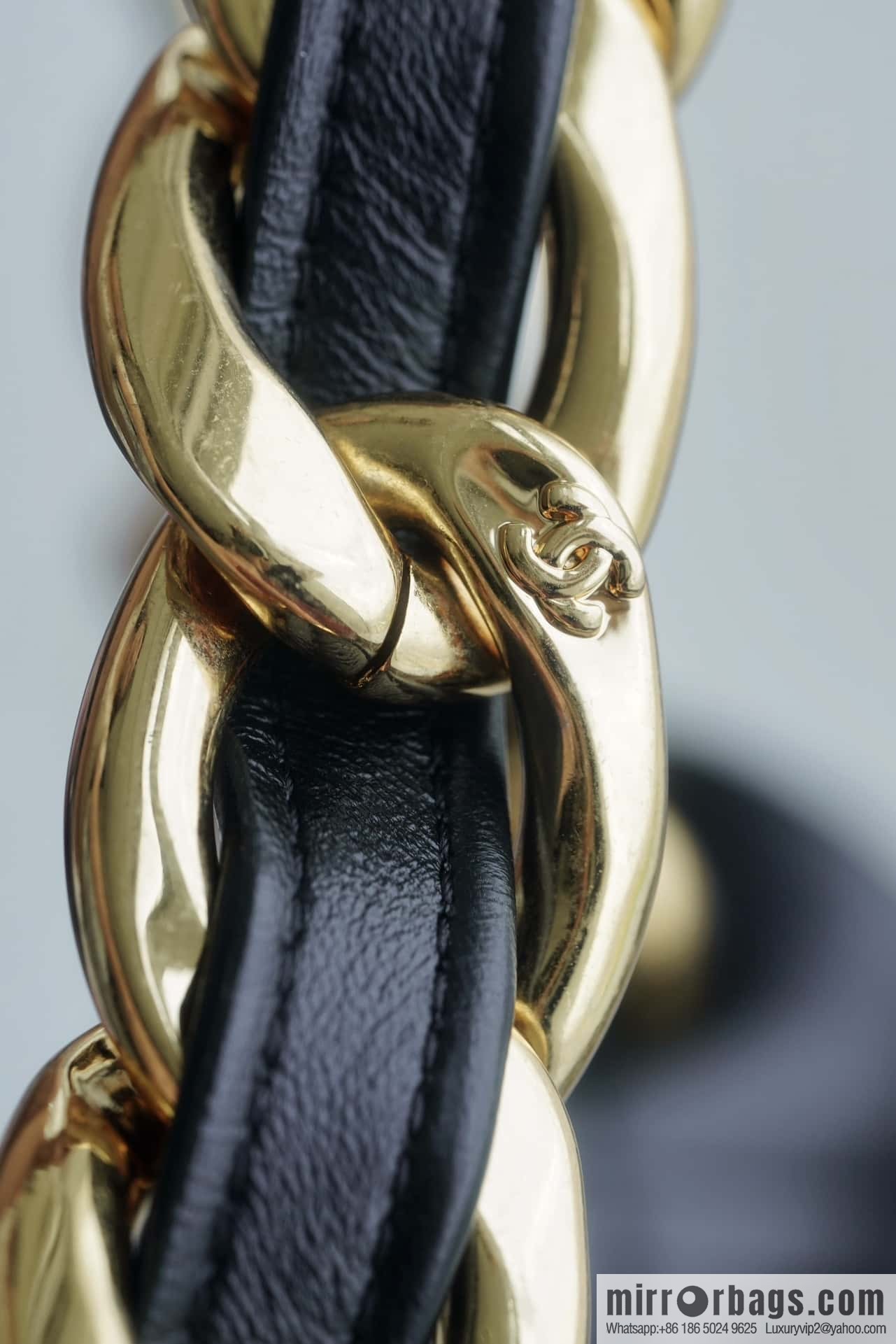 𝗖𝗵𝗮𝗻𝗲𝗹 𝟮𝟮𝘀 thick chain cf armpit bag Genuine leather AS3213