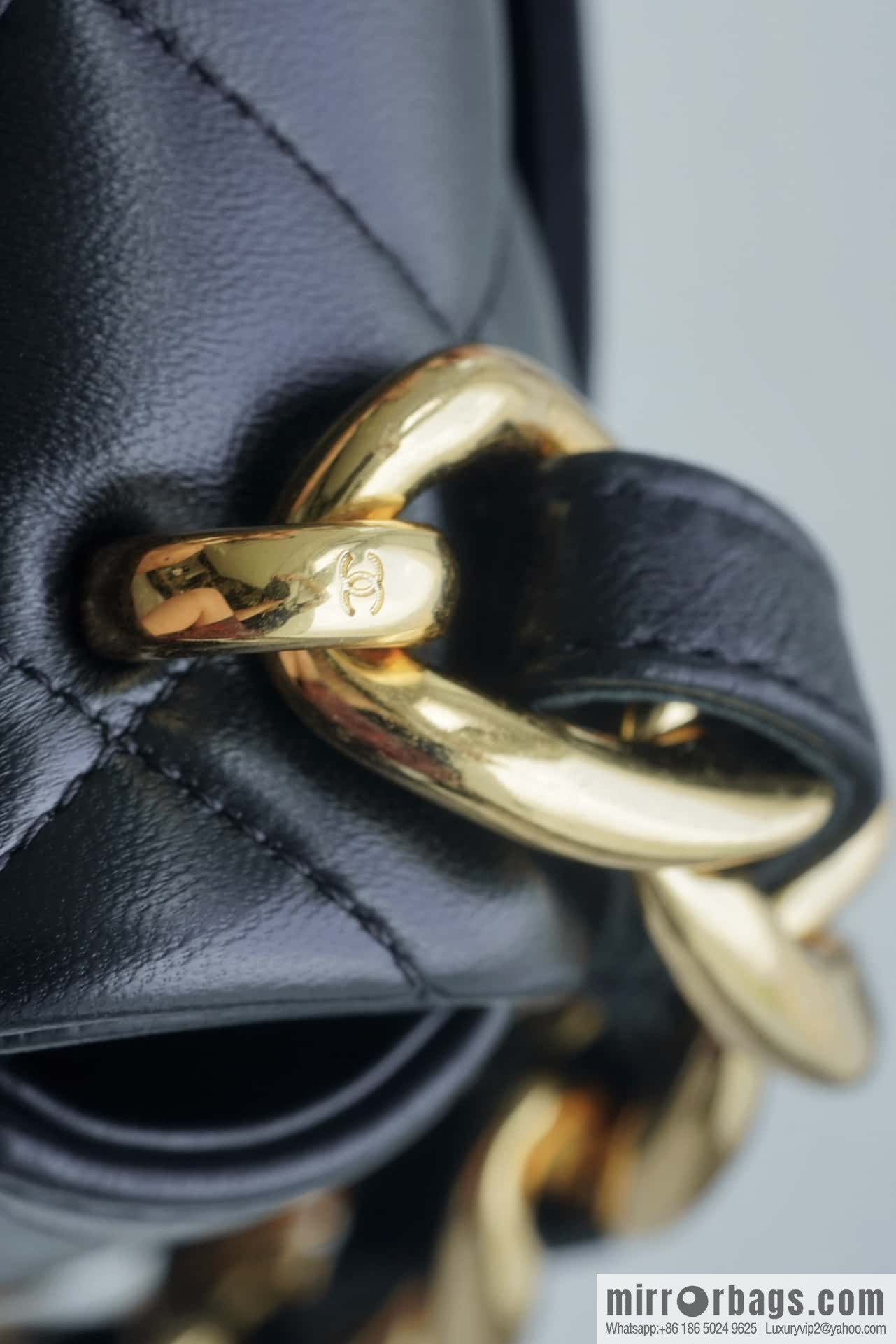 𝗖𝗵𝗮𝗻𝗲𝗹 𝟮𝟮𝘀 thick chain cf armpit bag, small AS3214