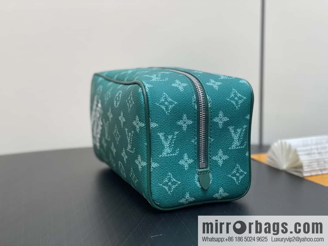 [Boutique‑grade] M12688 green, cosmetic bag, toilet bag series Locker Dopp Kit toilet bag