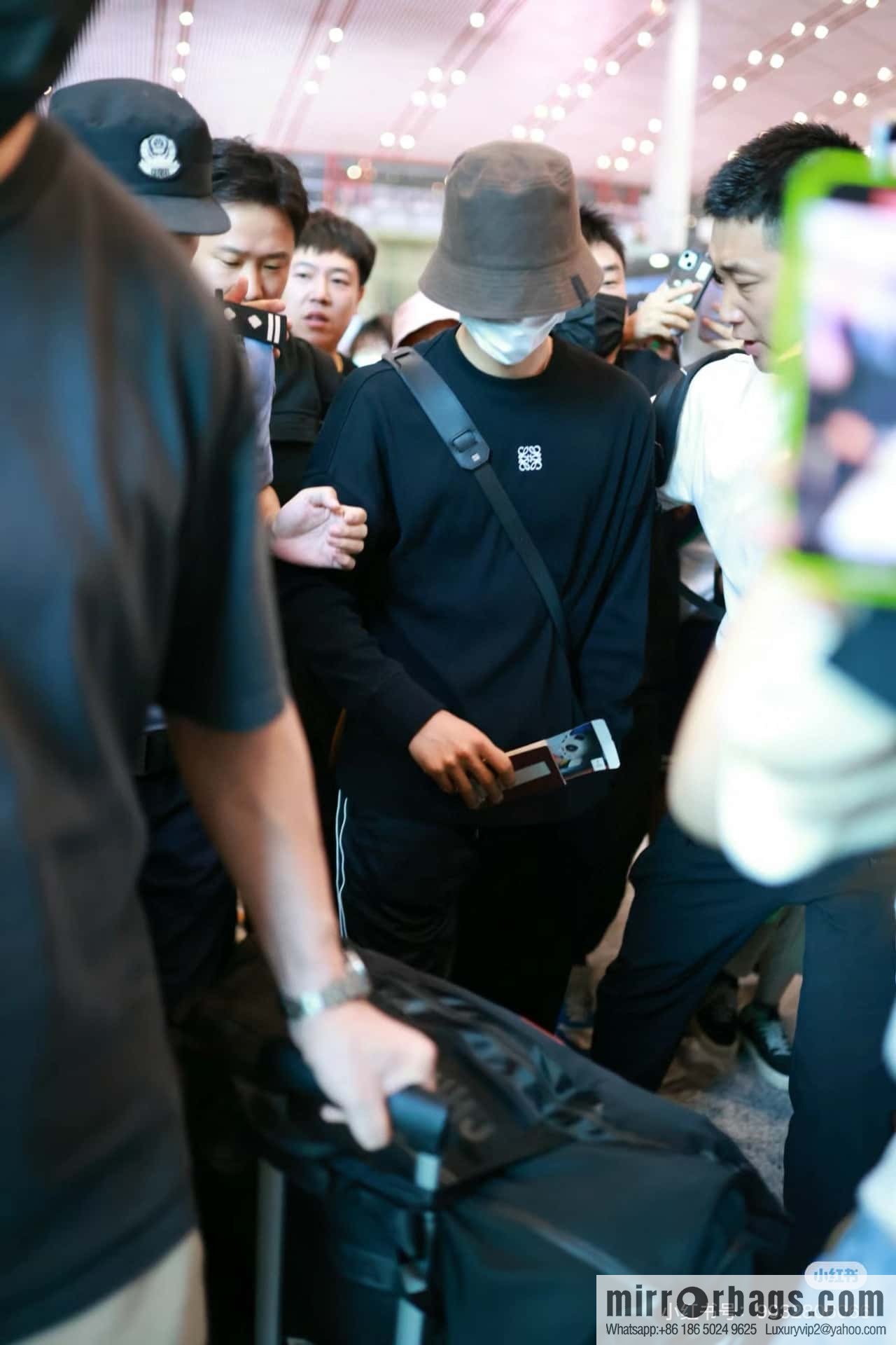 LOEWE Luo's new Wang Yibo 🆕 launched the first handbag 0532
