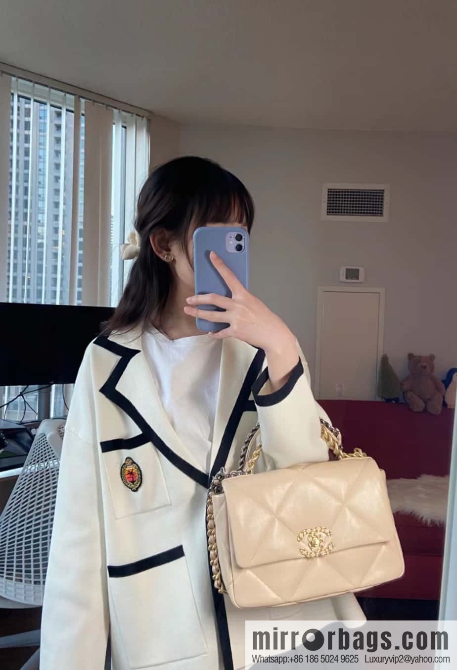 𝐂𝐇𝐀𝐍𝐄·𝐋 19bag light apricot, small AS1160
