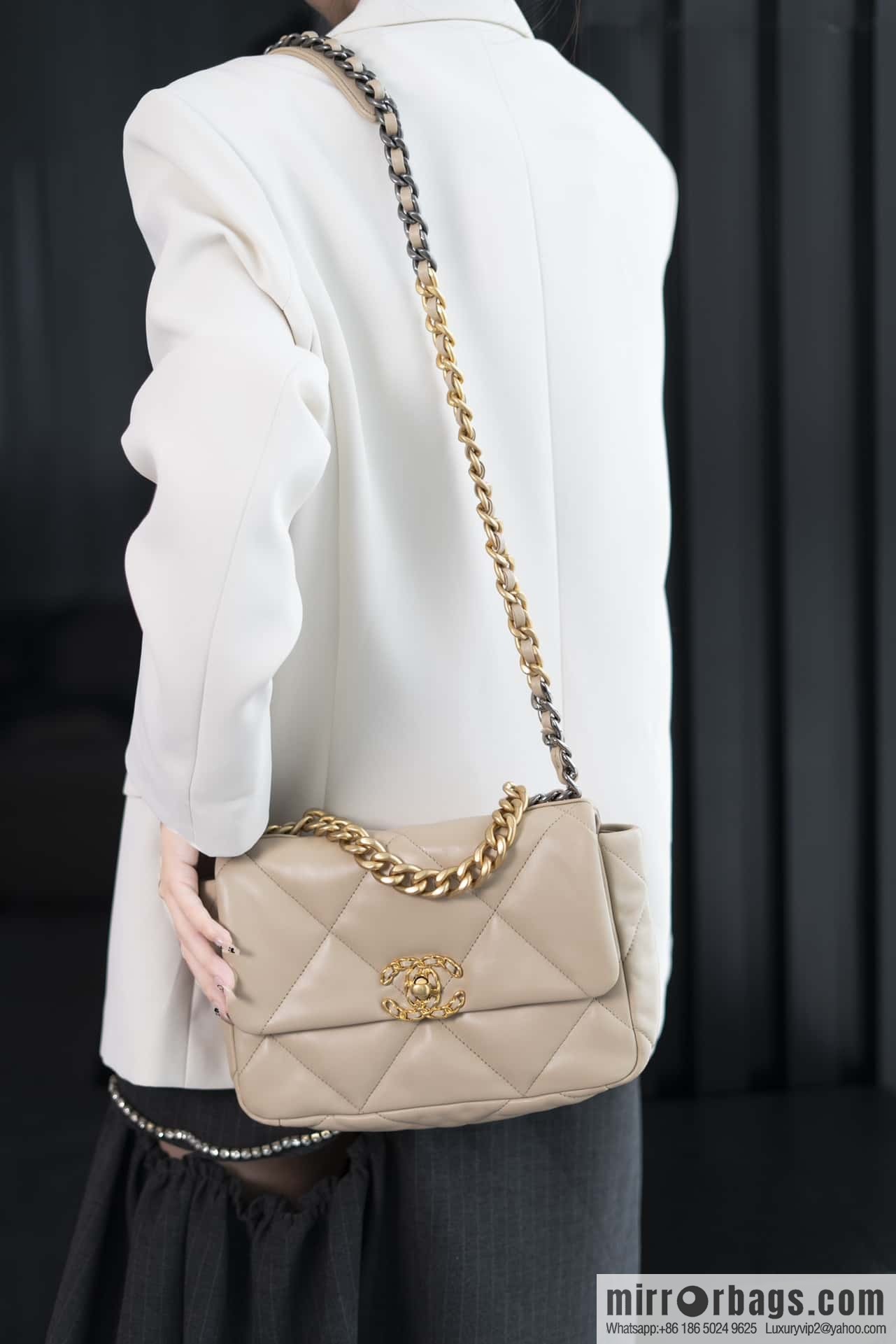𝐂𝐇𝐀𝐍𝐄·𝐋 19bag light apricot, small AS1160
