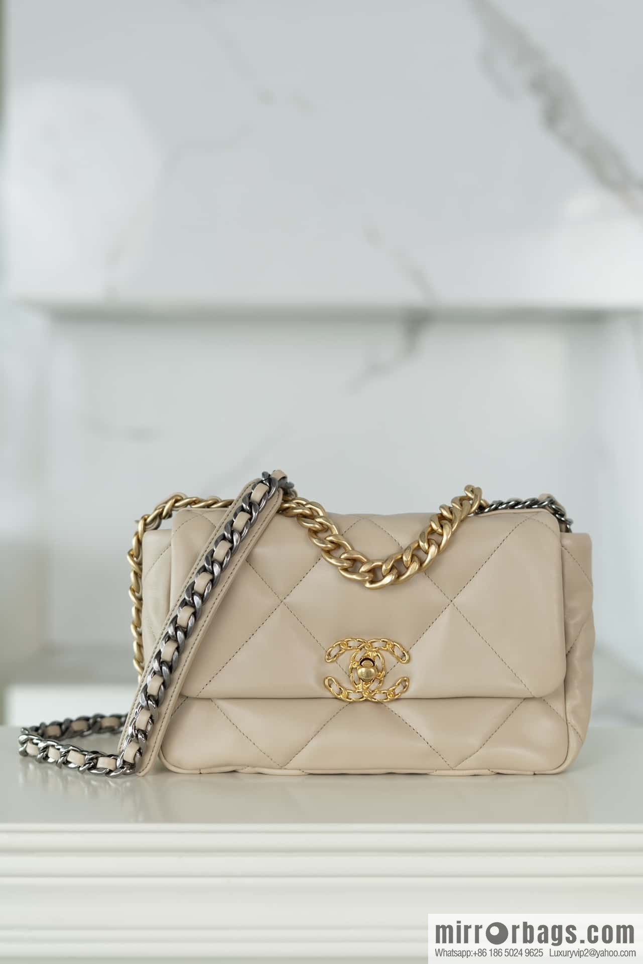 𝐂𝐇𝐀𝐍𝐄·𝐋 19bag light apricot, small AS1160