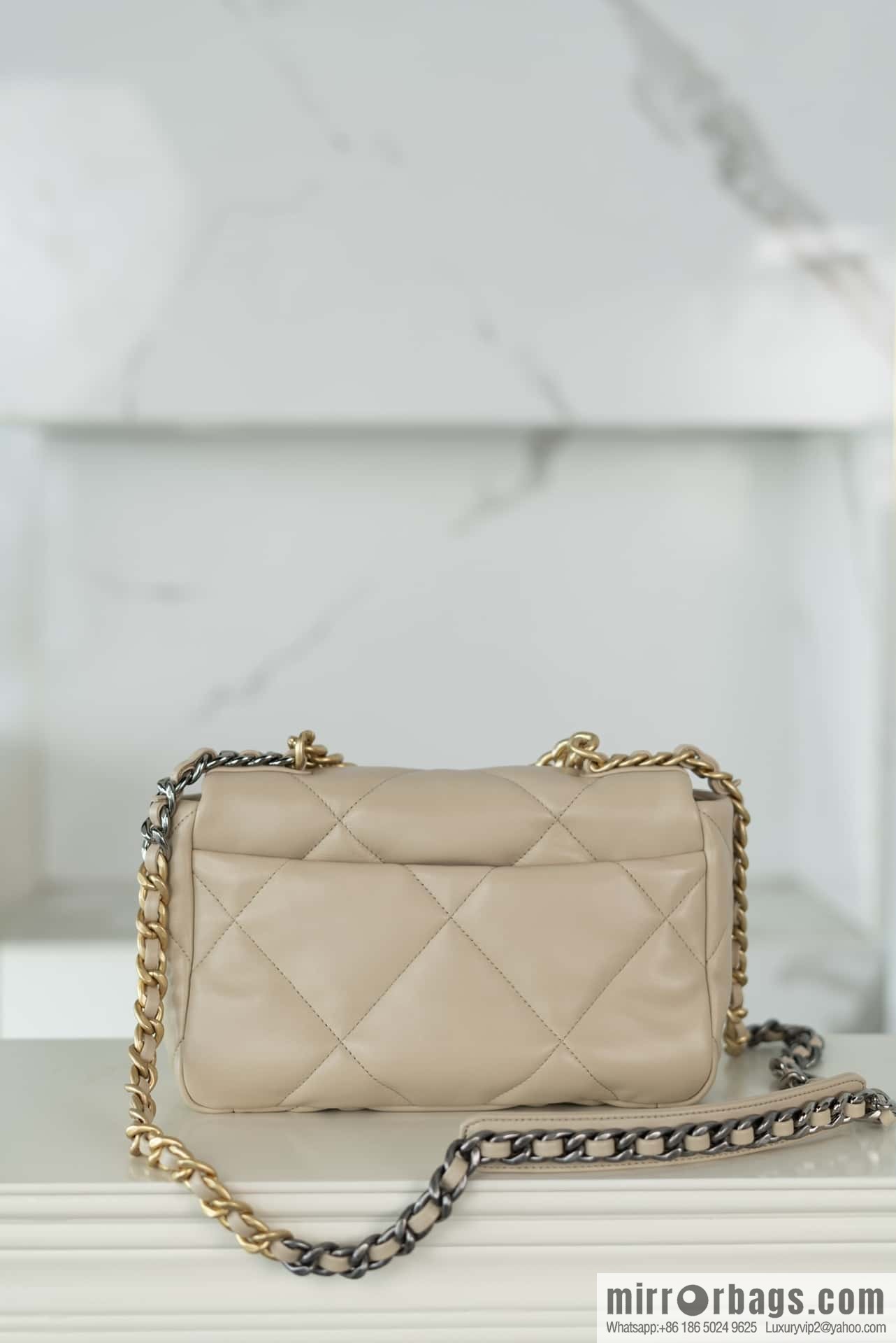 𝐂𝐇𝐀𝐍𝐄·𝐋 19bag light apricot, small AS1160