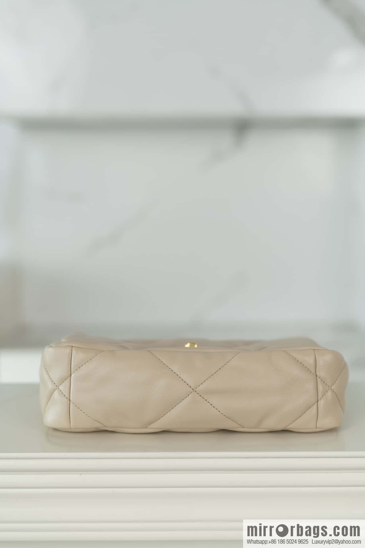 𝐂𝐇𝐀𝐍𝐄·𝐋 19bag light apricot, small AS1160
