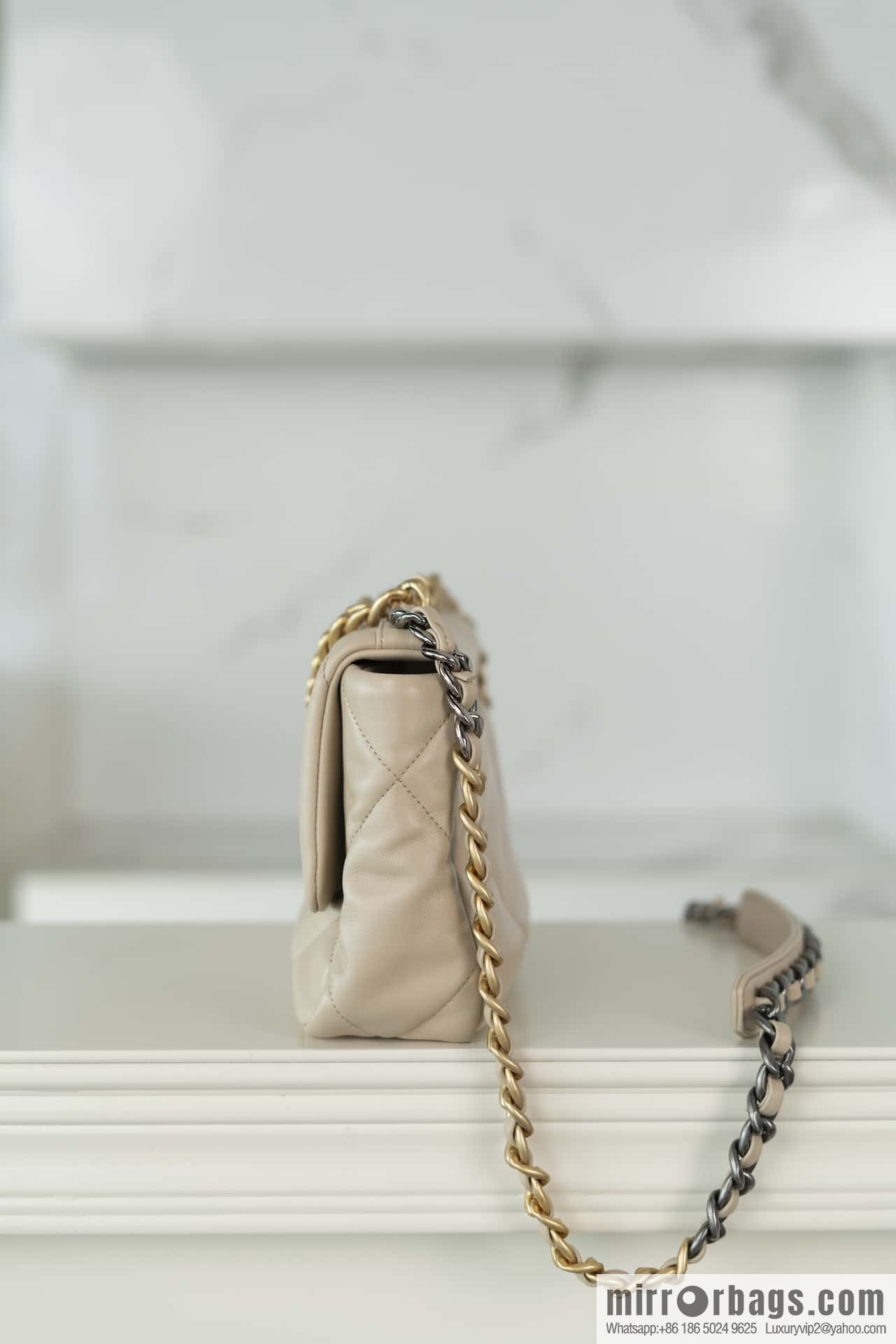 𝐂𝐇𝐀𝐍𝐄·𝐋 19bag light apricot, small AS1160