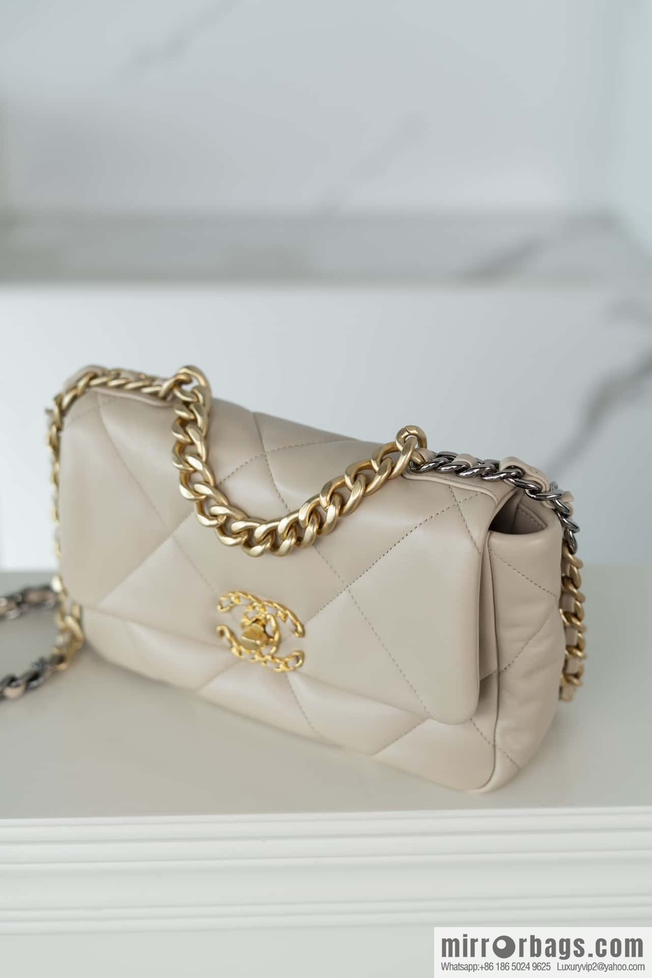 𝐂𝐇𝐀𝐍𝐄·𝐋 19bag light apricot, small AS1160