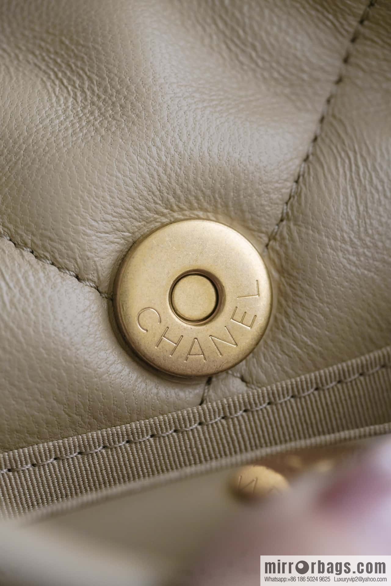 𝐂𝐇𝐀𝐍𝐄·𝐋 19bag light apricot, small AS1160
