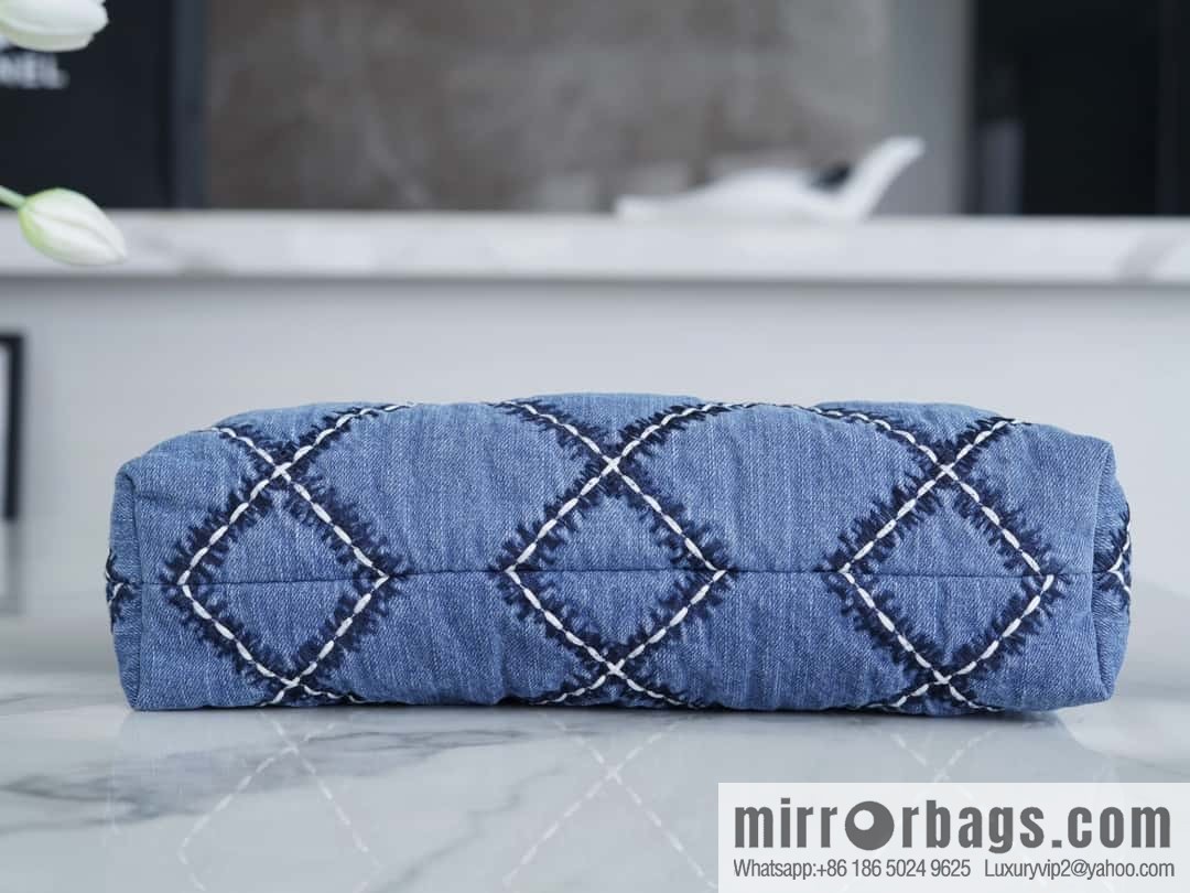 𝗖𝗛𝗔𝗡𝗘𝗟 𝟐𝟒𝐩 spring and summer new denim bag small AS3260