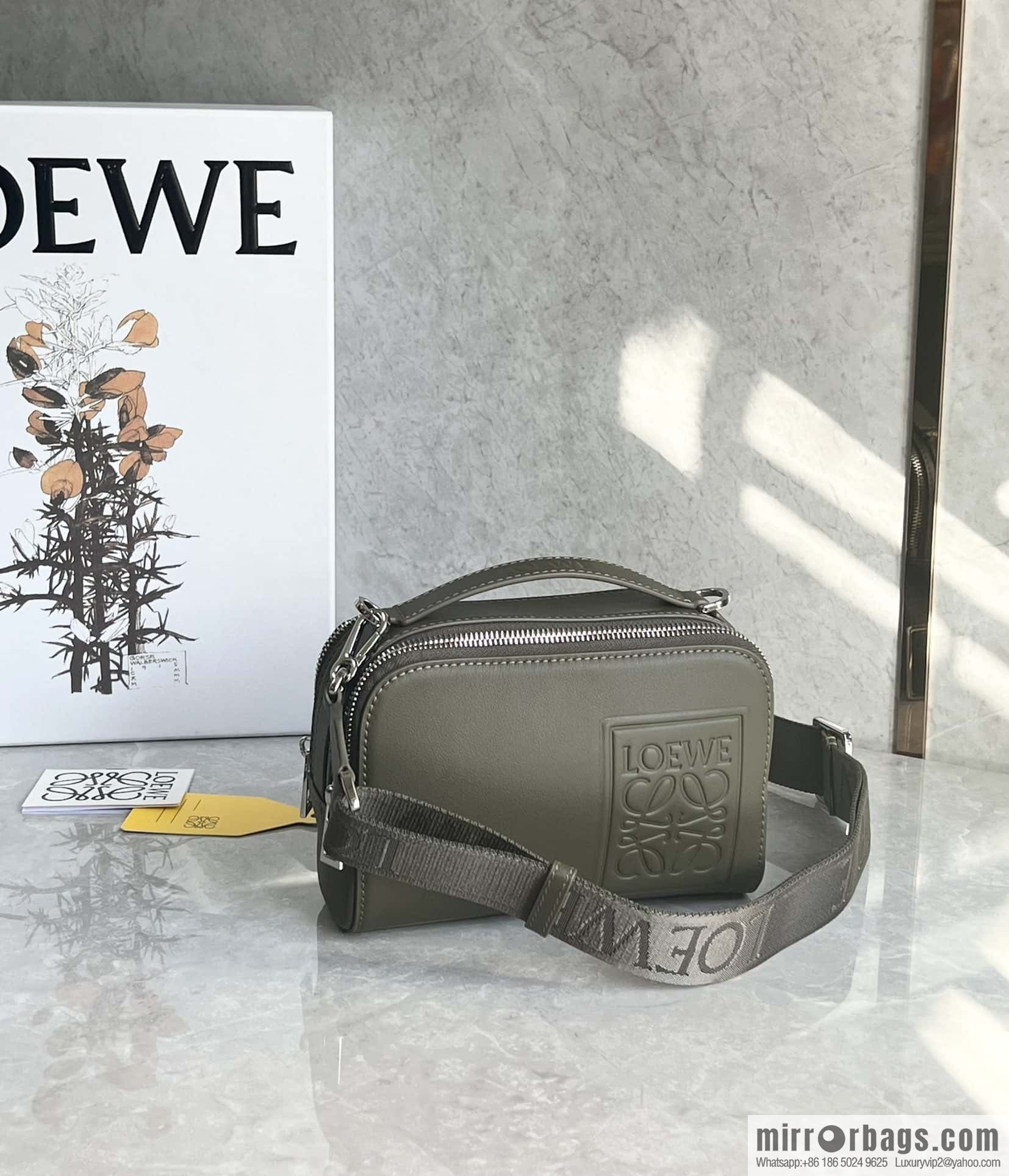 LOEWE horizontal version, couple model, camera bag 0688 green.