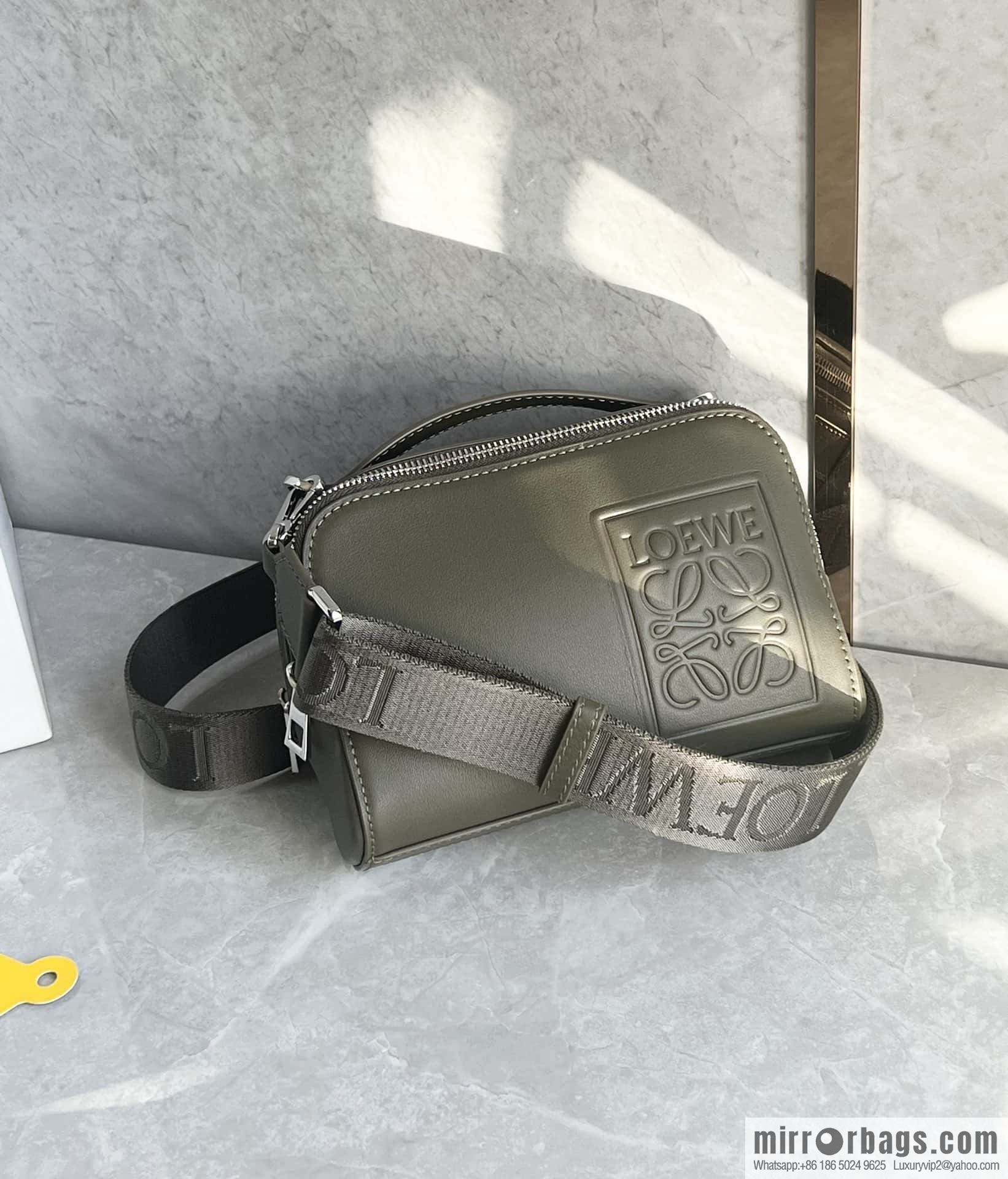 LOEWE horizontal version, couple model, camera bag 0688 green.