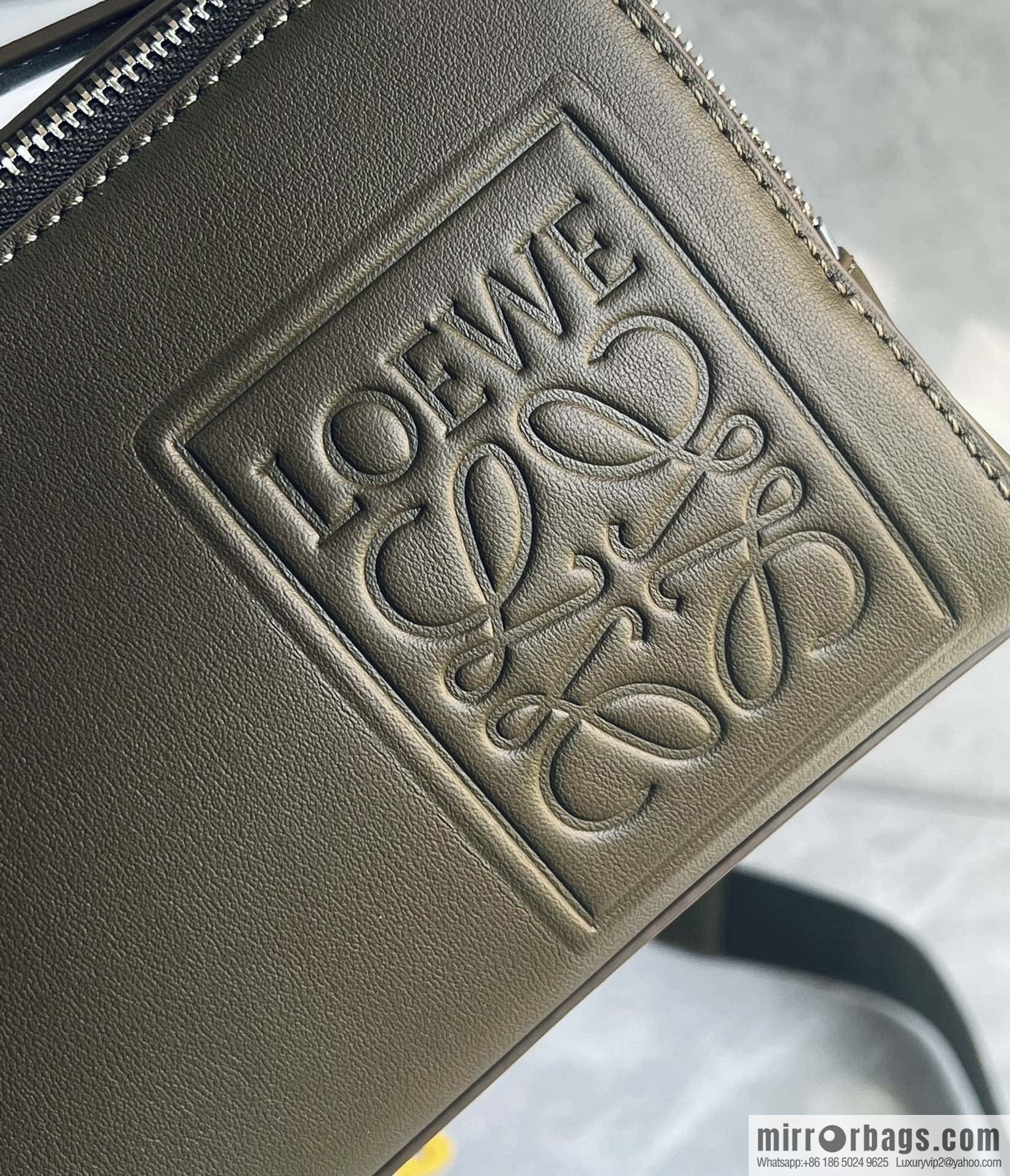 LOEWE horizontal version, couple model, camera bag 0688 green.
