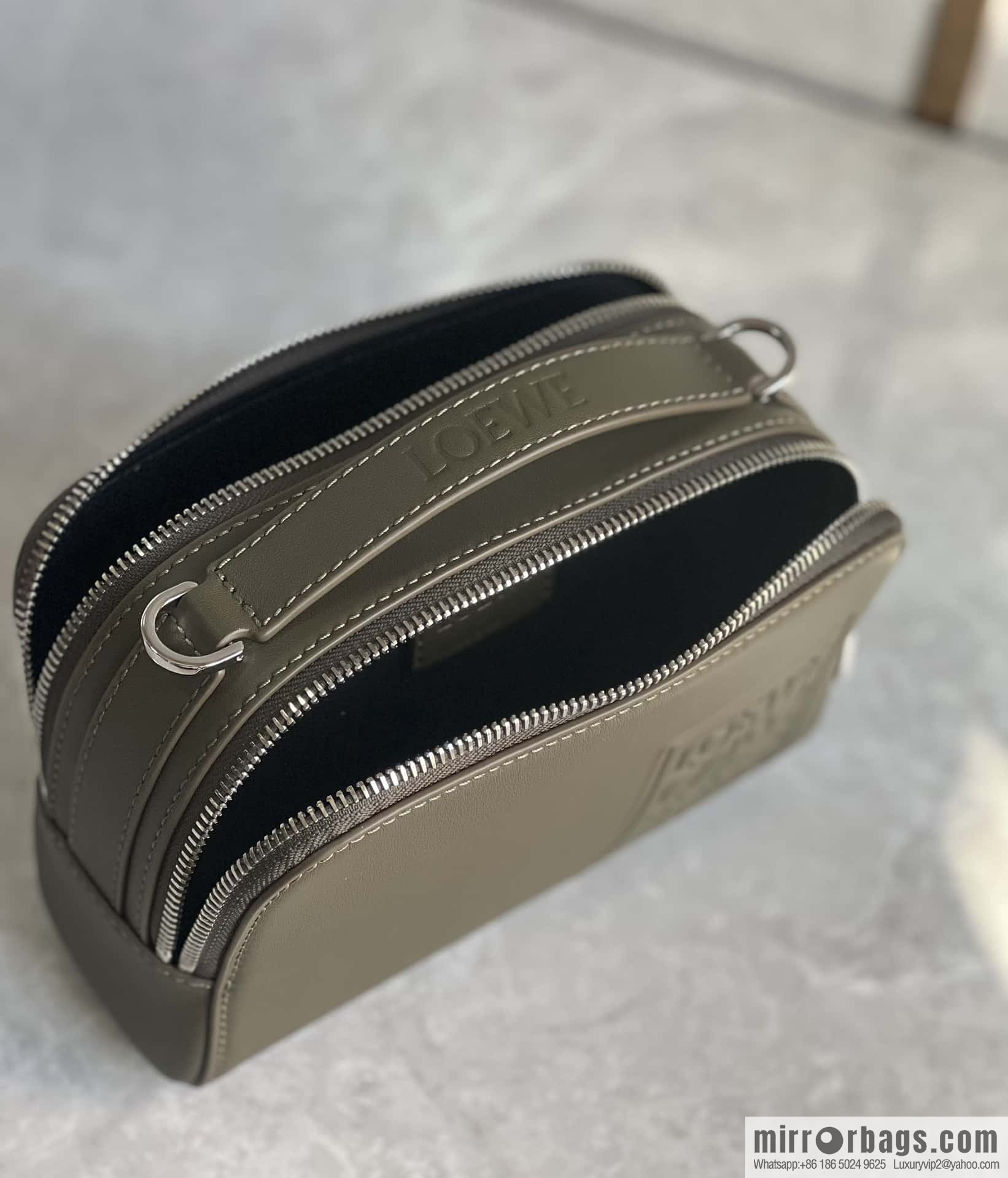 LOEWE horizontal version, couple model, camera bag 0688 green.