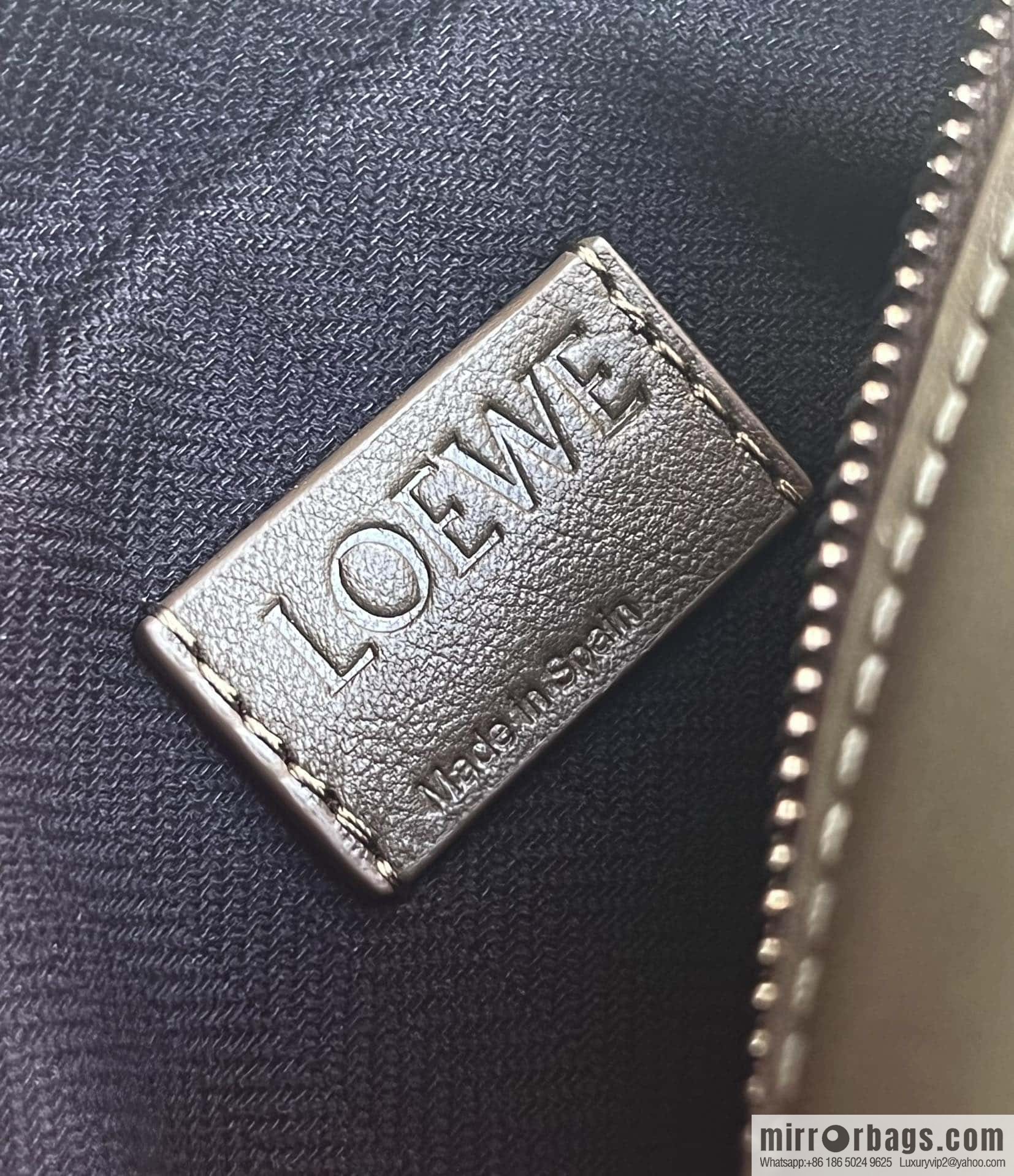 LOEWE horizontal version, couple model, camera bag 0688 green.