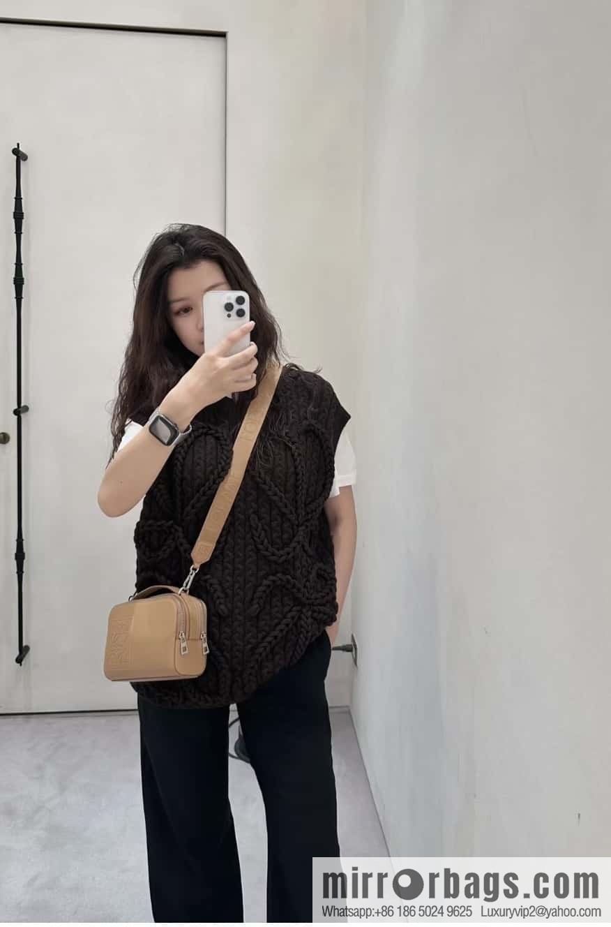 LOEWE horizontal version, couple model, camera bag 0688 caramel color