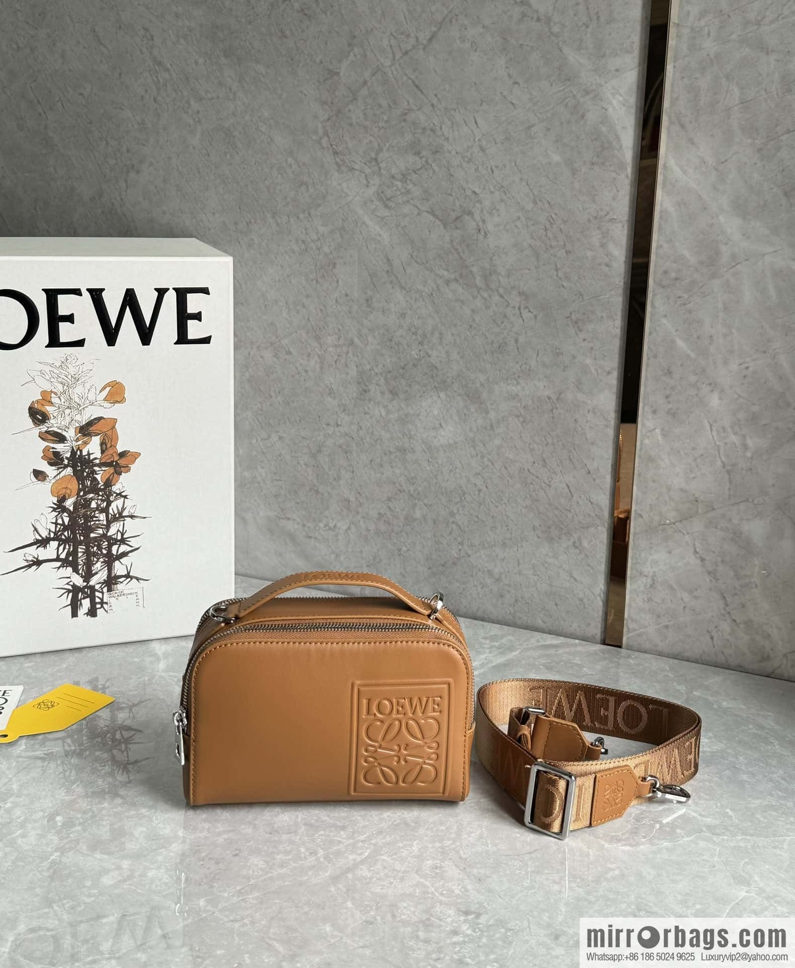 LOEWE horizontal version, couple model, camera bag 0688 caramel color
