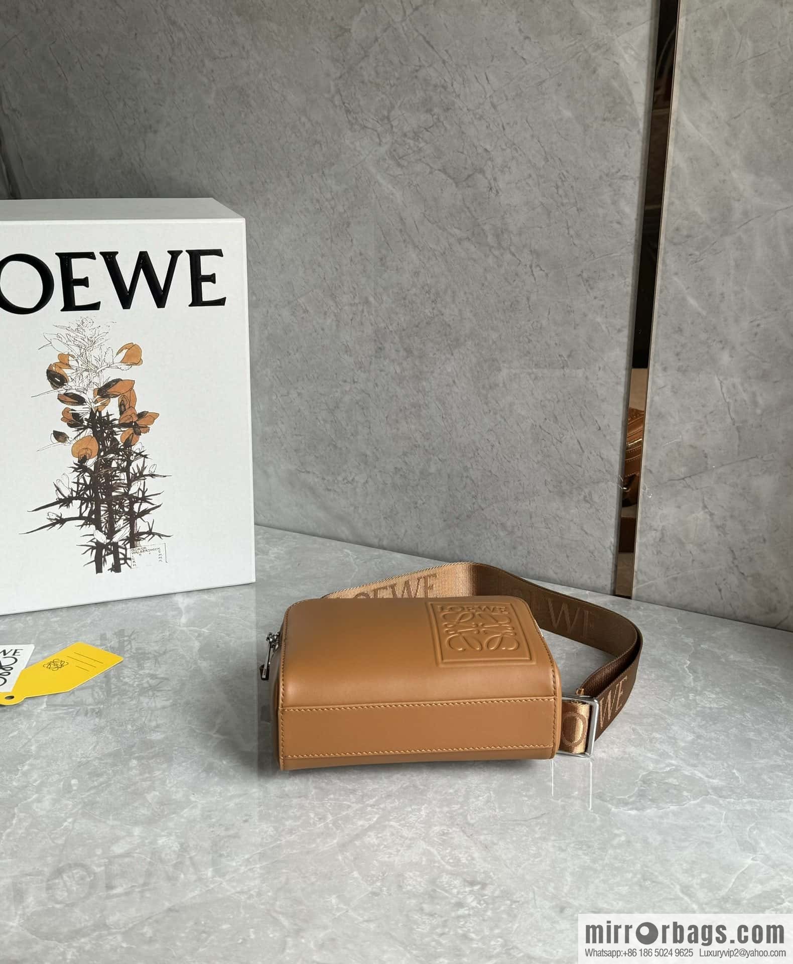 LOEWE horizontal version, couple model, camera bag 0688 caramel color