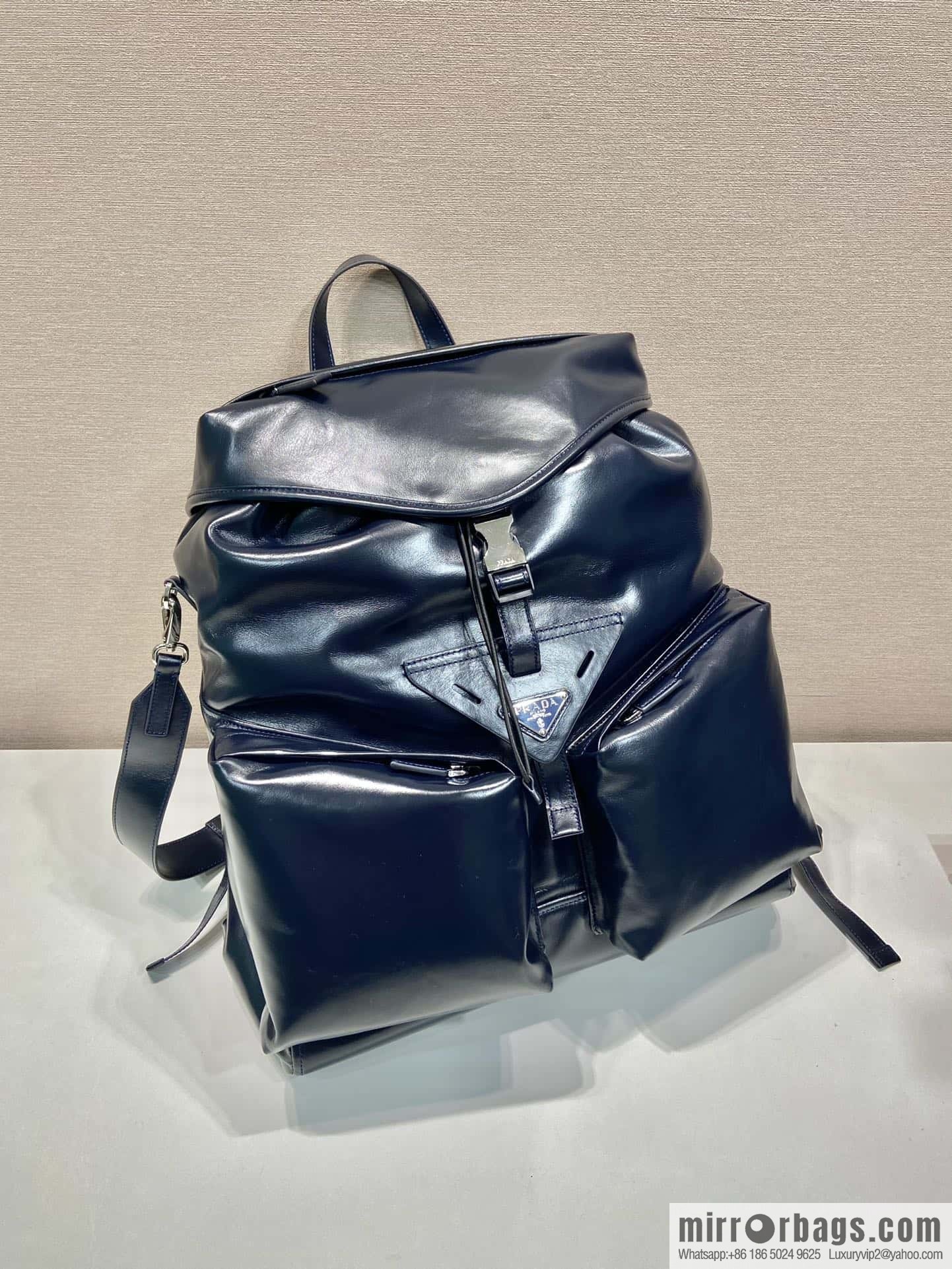 PRADA 🎉 new catwalk model 🎉 2VZ108 oil wax leather🎉🎉