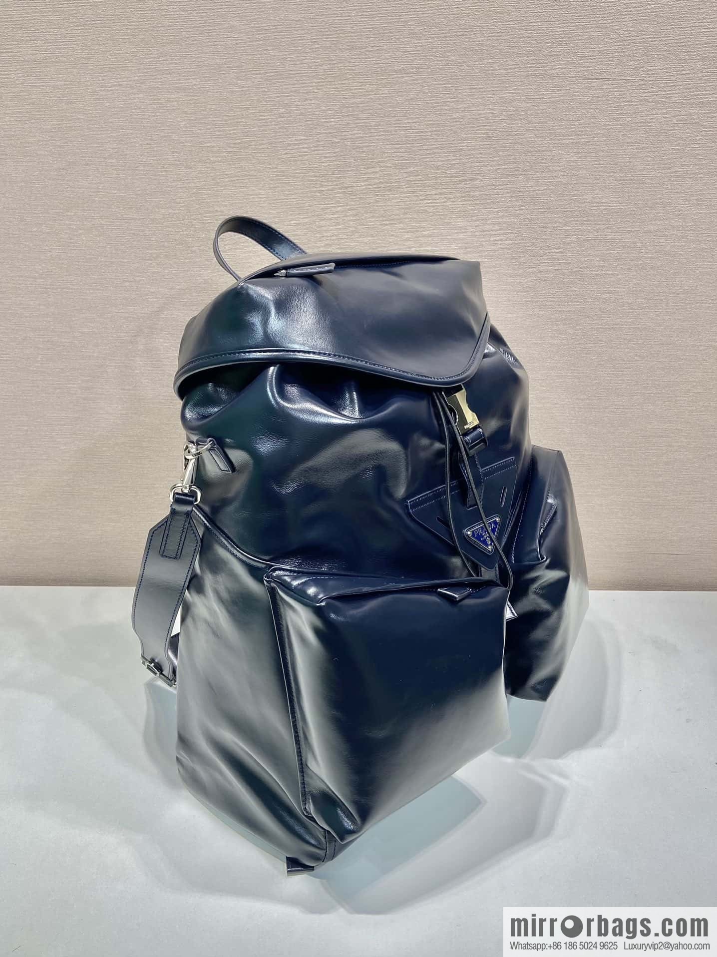 PRADA 🎉 new catwalk model 🎉 2VZ108 oil wax leather🎉🎉
