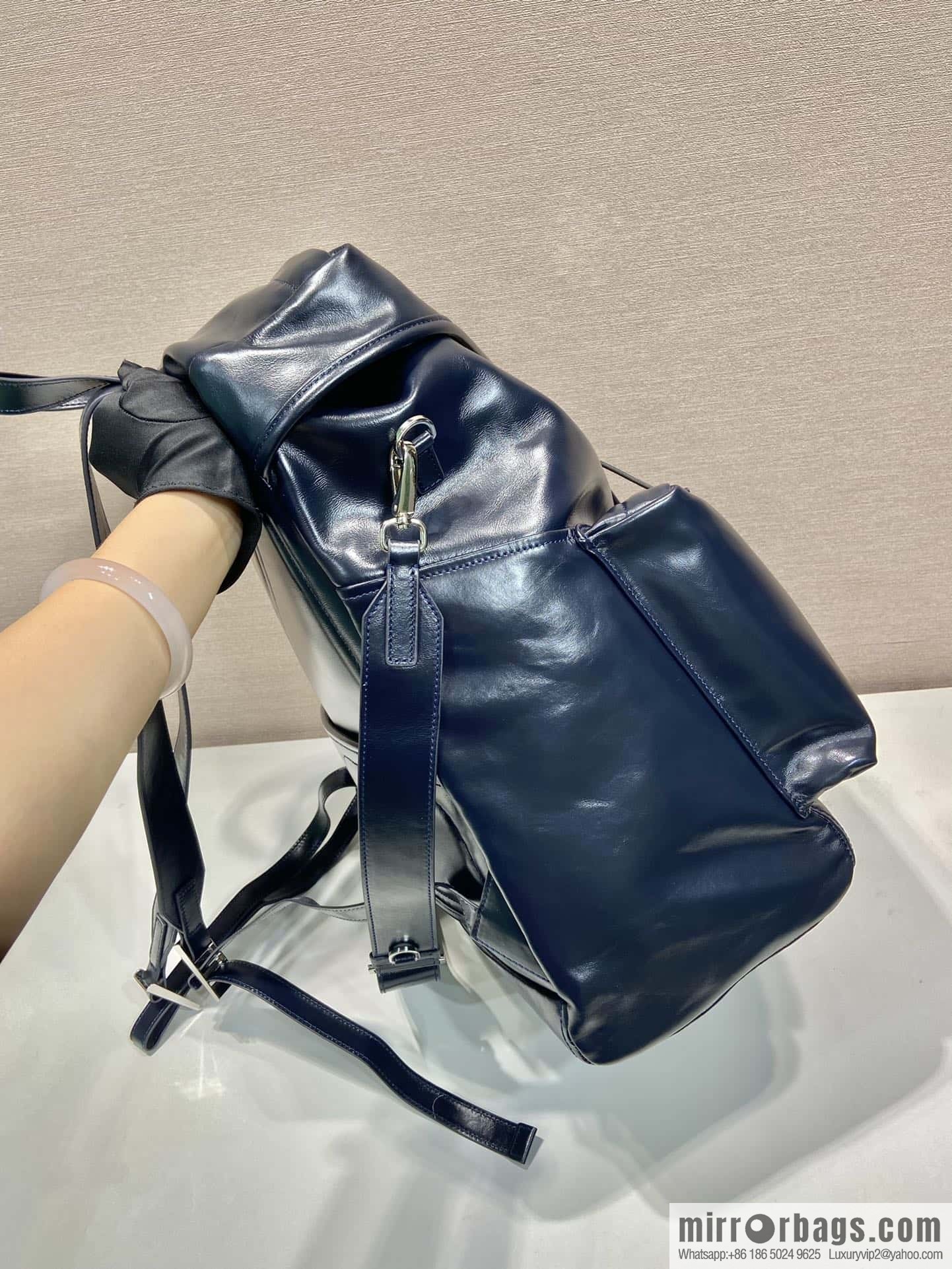 PRADA 🎉 new catwalk model 🎉 2VZ108 oil wax leather🎉🎉