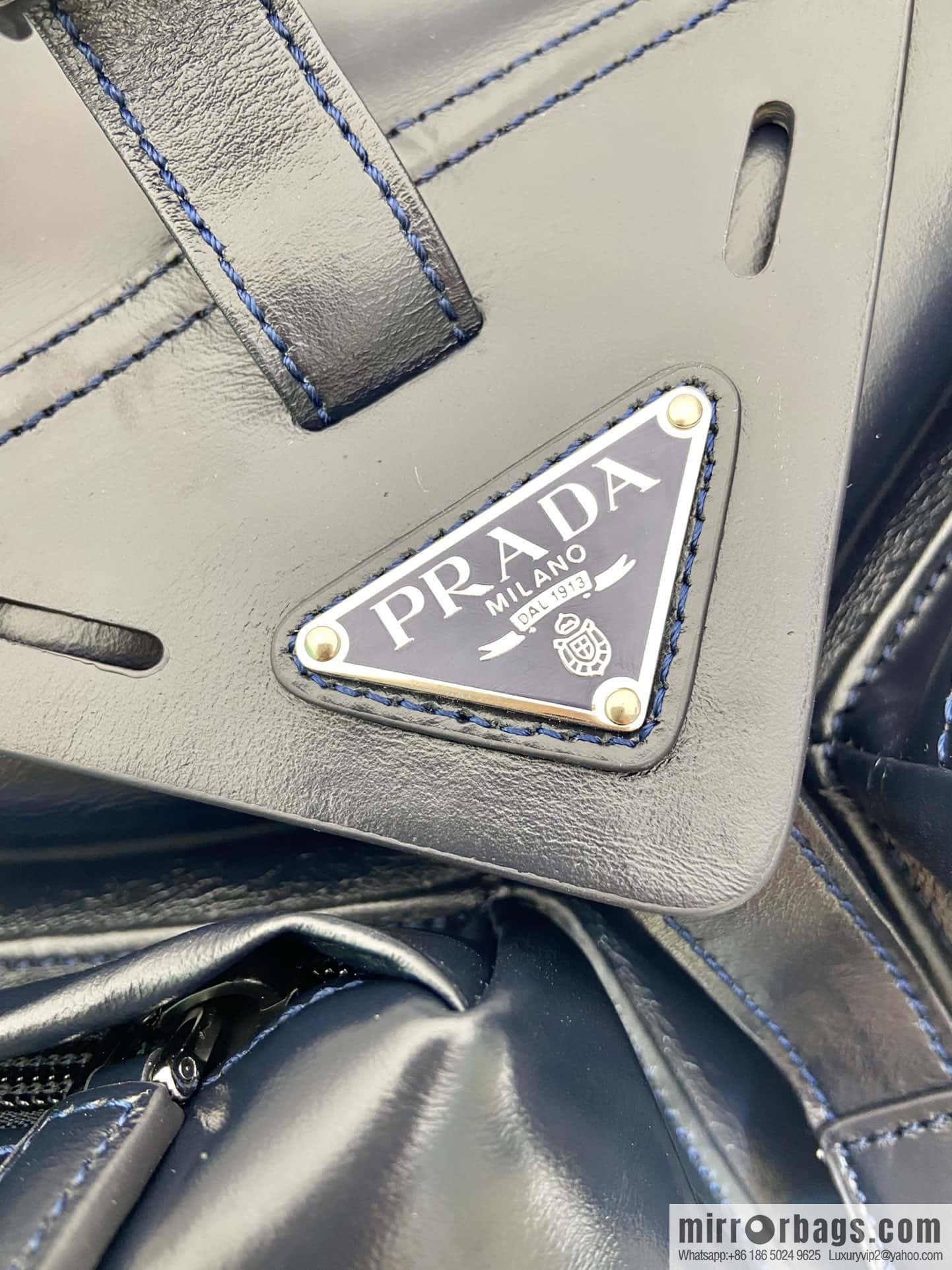 PRADA 🎉 new catwalk model 🎉 2VZ108 oil wax leather🎉🎉
