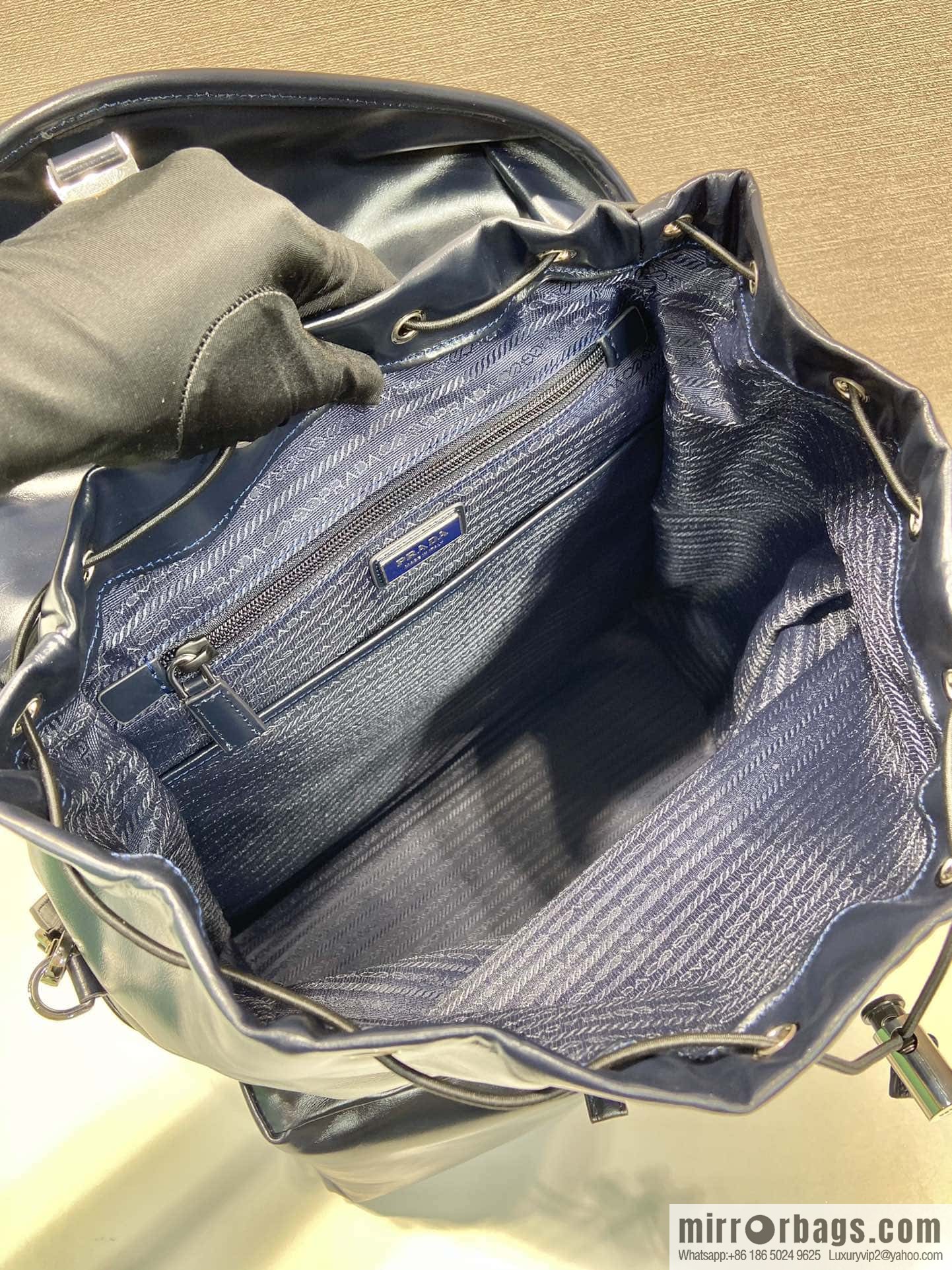 PRADA 🎉 new catwalk model 🎉 2VZ108 oil wax leather🎉🎉