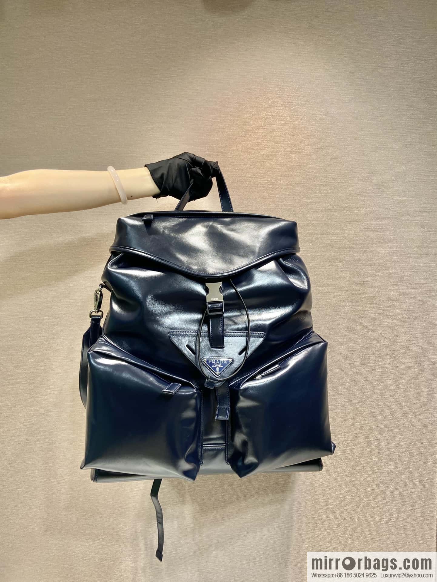 PRADA 🎉 new catwalk model 🎉 2VZ108 oil wax leather🎉🎉